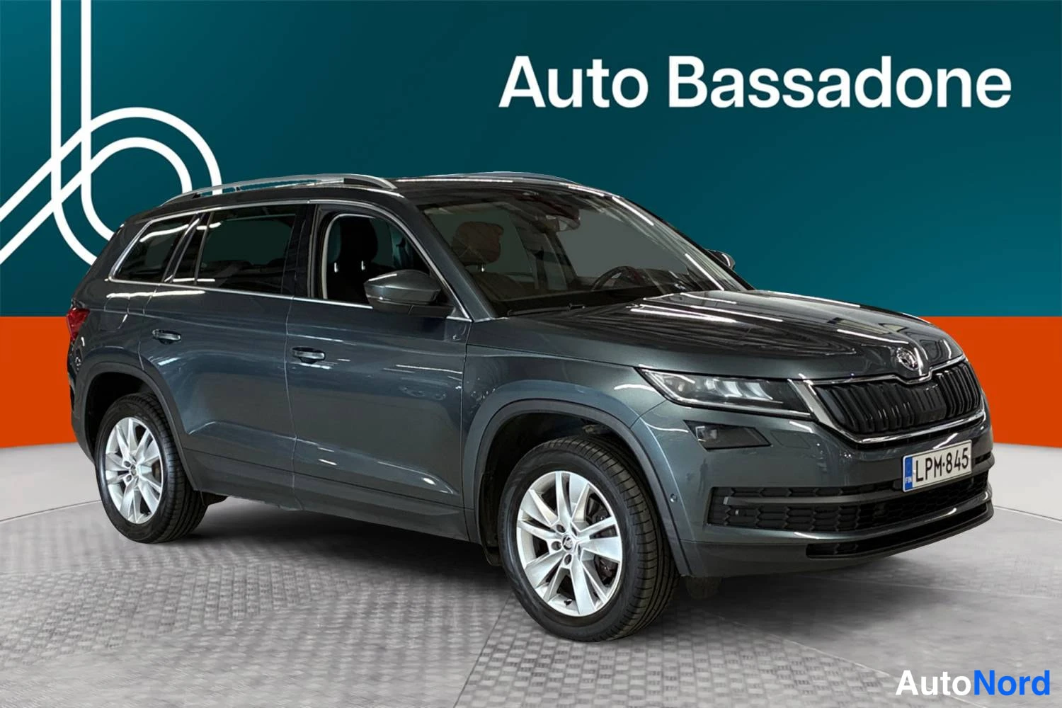 Harmaa Skoda Kodiaq 2020, etuviisto, keula oikealle, kuva 2