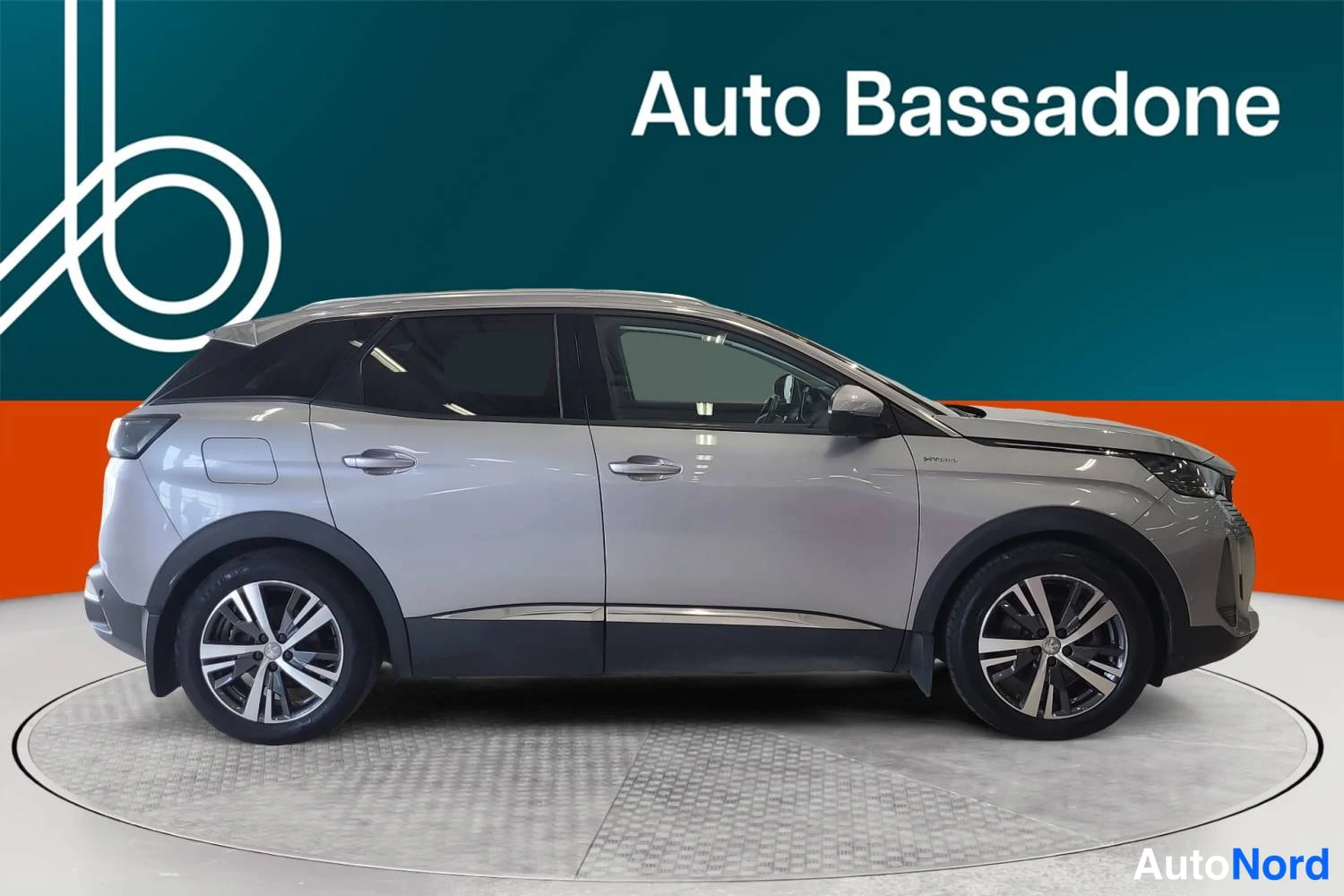 Harmaa Peugeot 3008 2021, etuviisto, keula oikealle, kuva 2