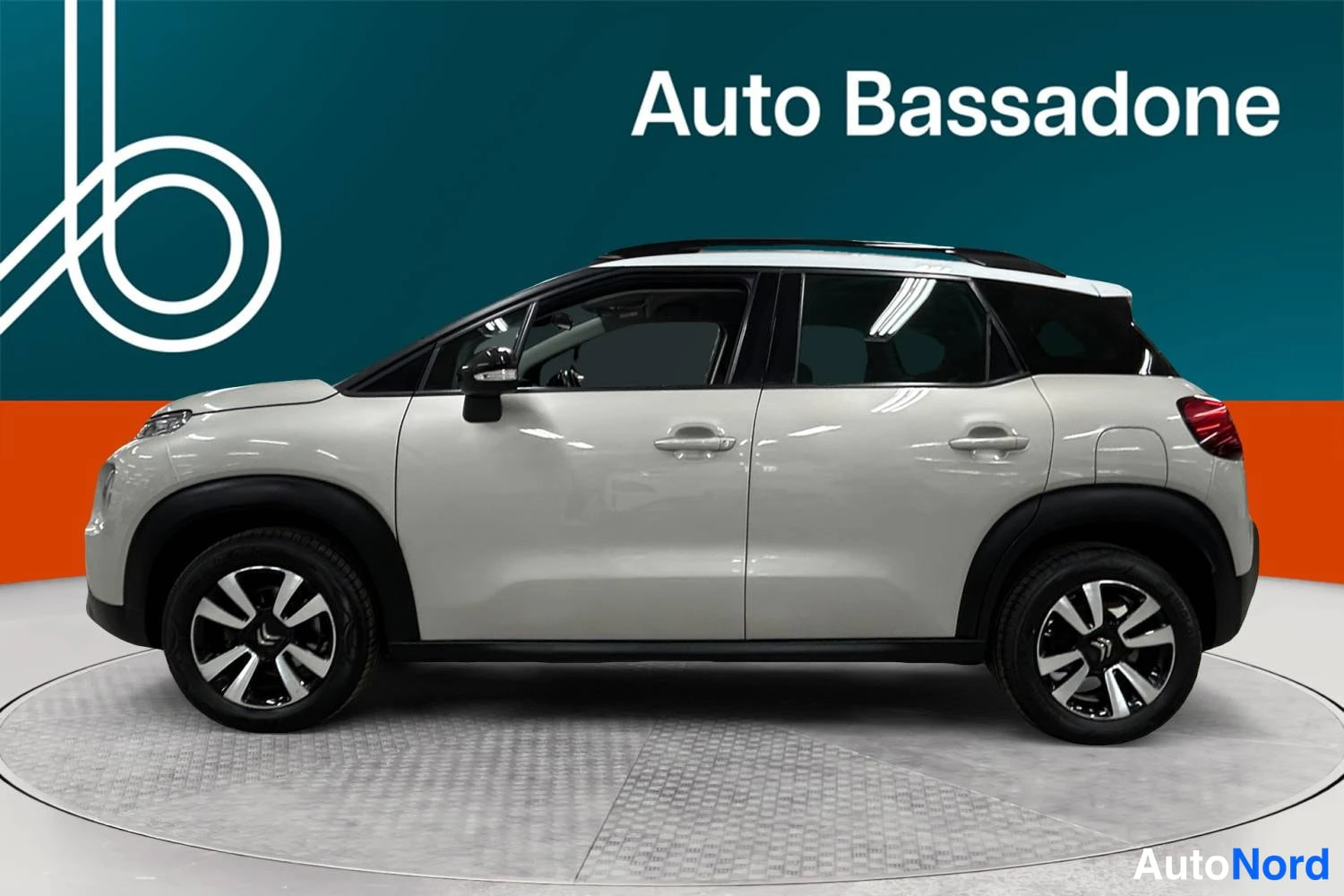 Valkoinen Citroen C3 aircross 2021, sivulta, kuva 5