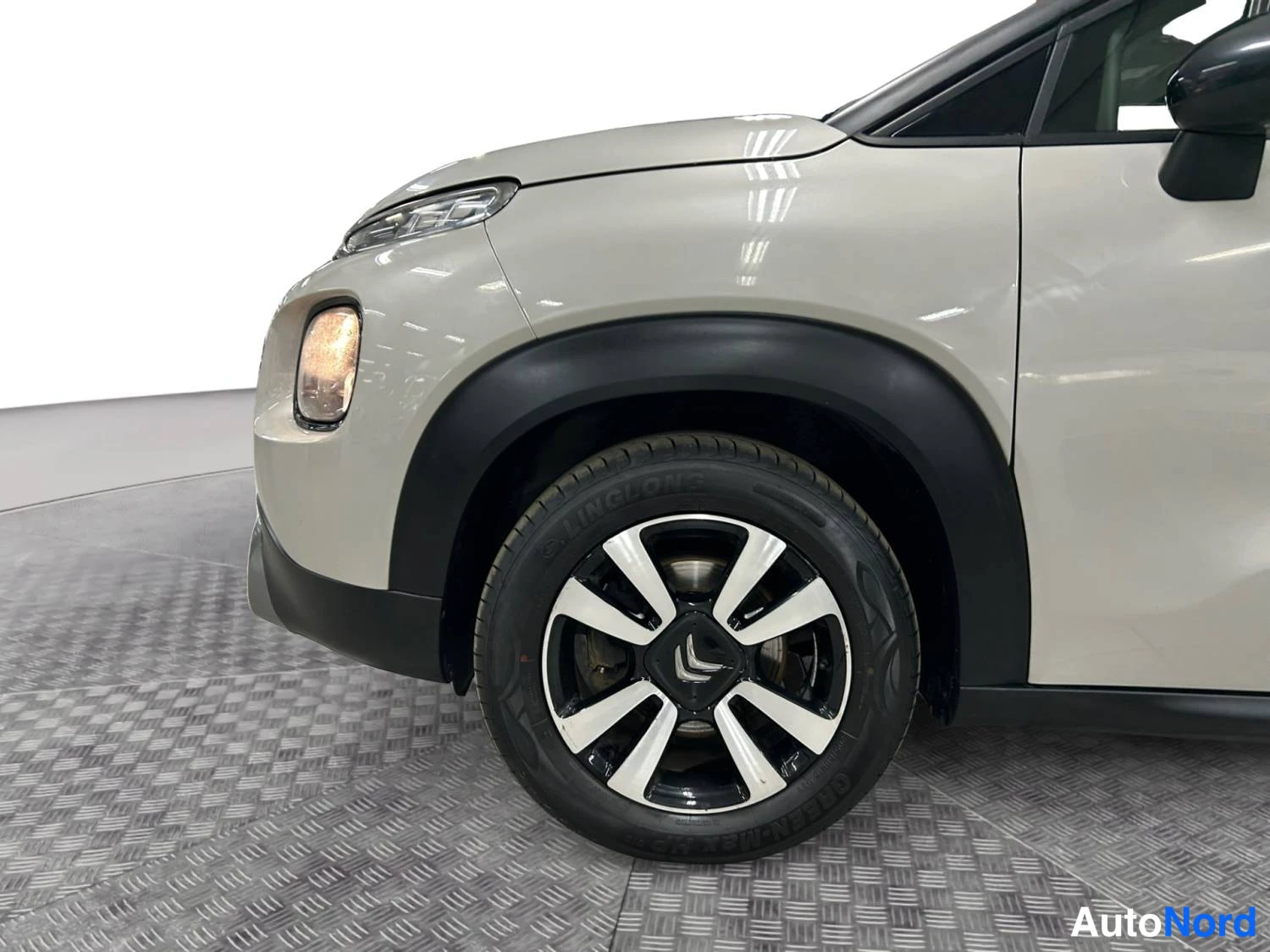 Valkoinen Citroen C3 aircross 2021, etuviisto, keula vasemmalle, kuva 2