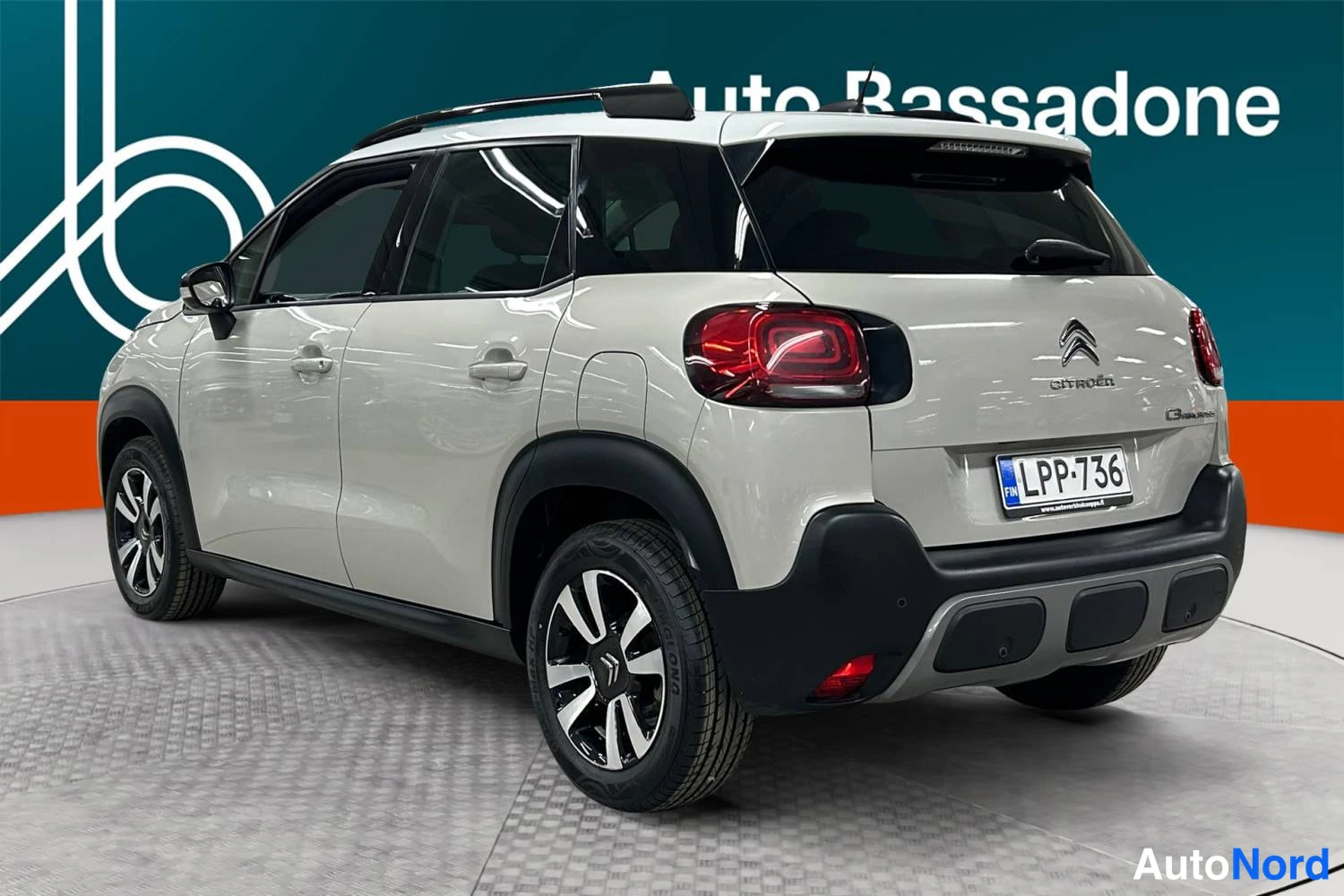 Valkoinen Citroen C3 aircross 2021, takaviisto, kuva 7