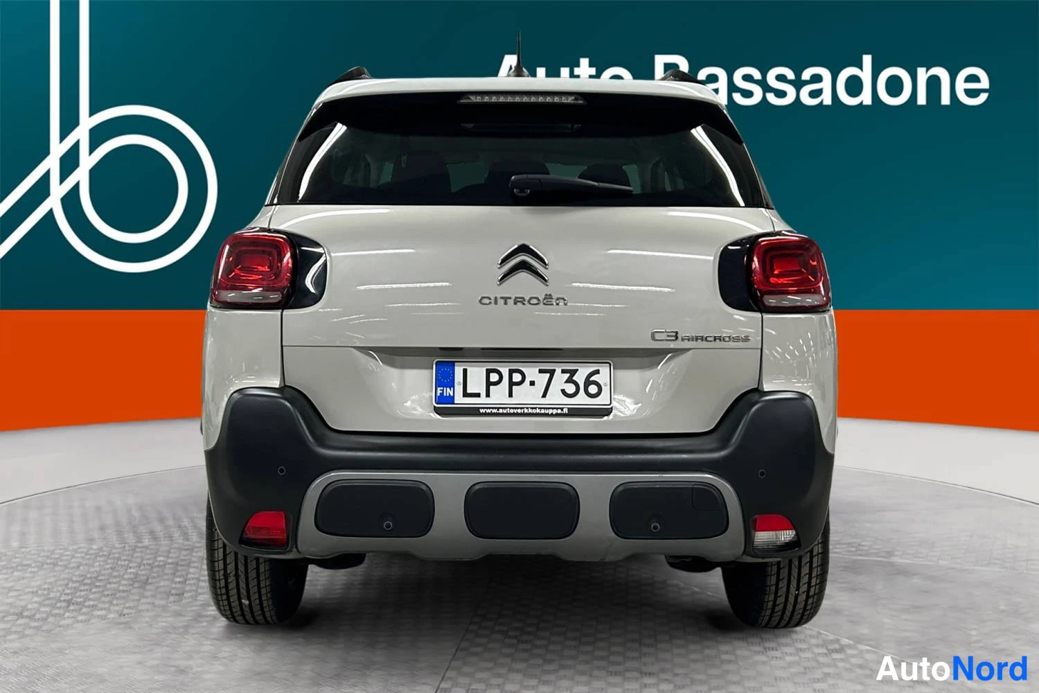 Valkoinen Citroen C3 aircross 2021, takaa, kuva 9