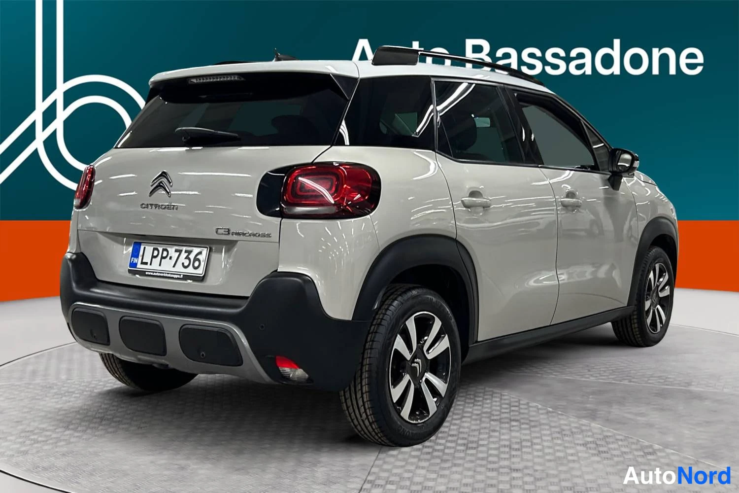 Valkoinen Citroen C3 aircross 2021, takaviisto, kuva 8