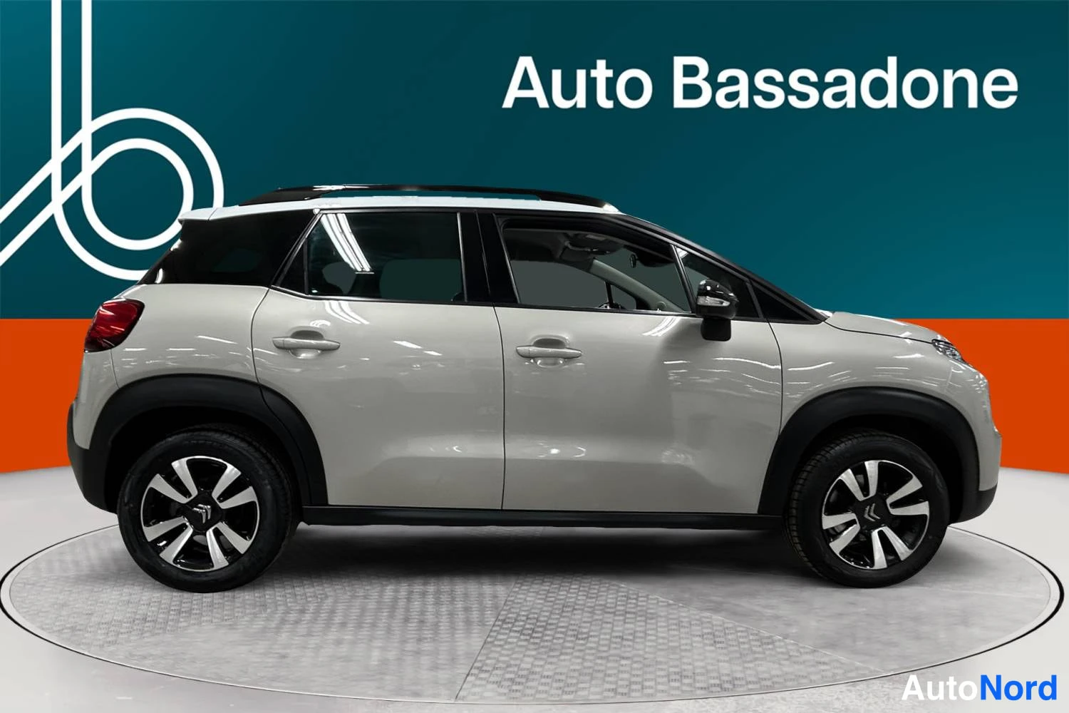 Valkoinen Citroen C3 aircross 2021, sivulta, kuva 6