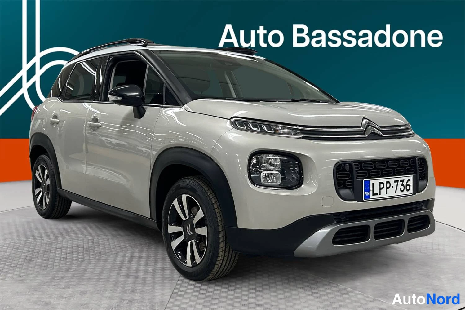 Valkoinen Citroen C3 aircross 2021, etuviisto, keula oikealle, kuva 3