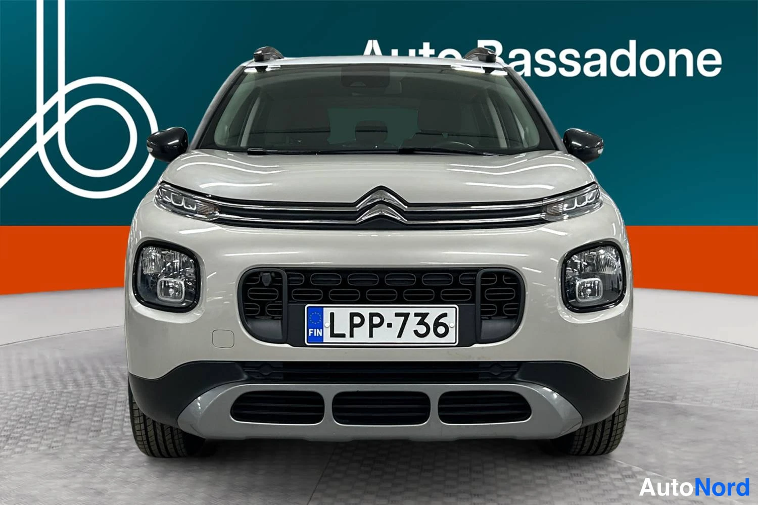 Valkoinen Citroen C3 aircross 2021, edestä, kuva 4