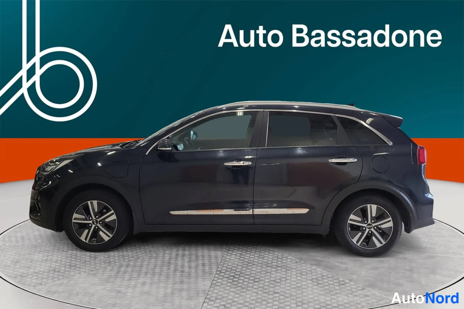 Musta Kia Niro 2020, sivulta, kuva 4