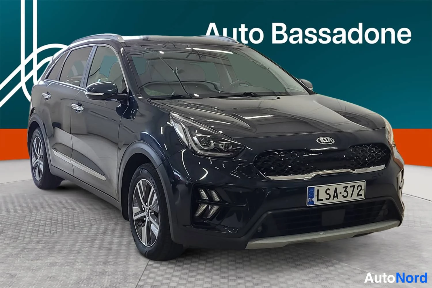Musta Kia Niro 2020, etuviisto, keula oikealle, kuva 2