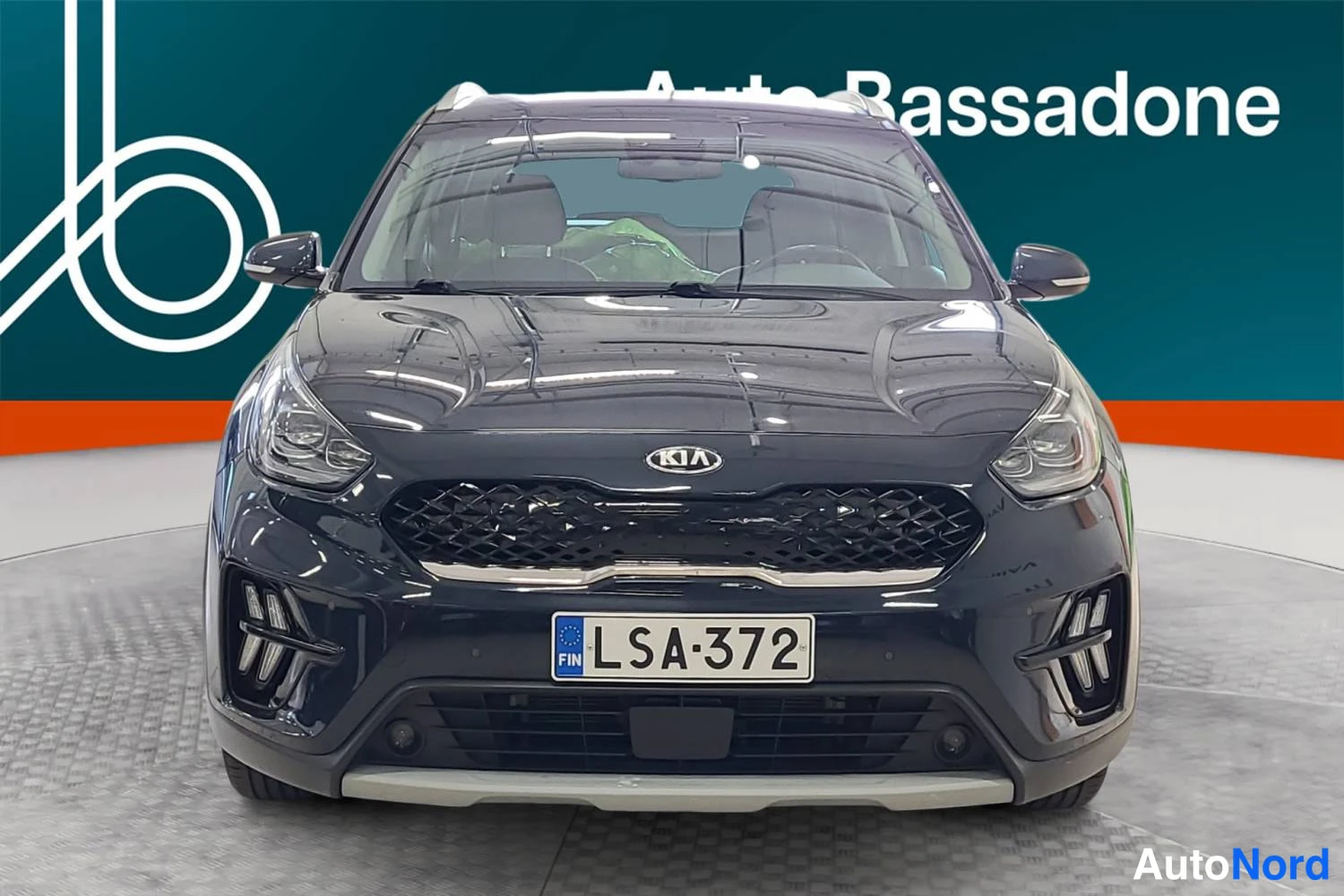Musta Kia Niro 2020, edestä, kuva 3
