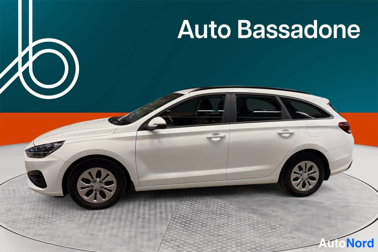Valkoinen Hyundai I30 2025, etuviisto, keula vasemmalle, kuva 2