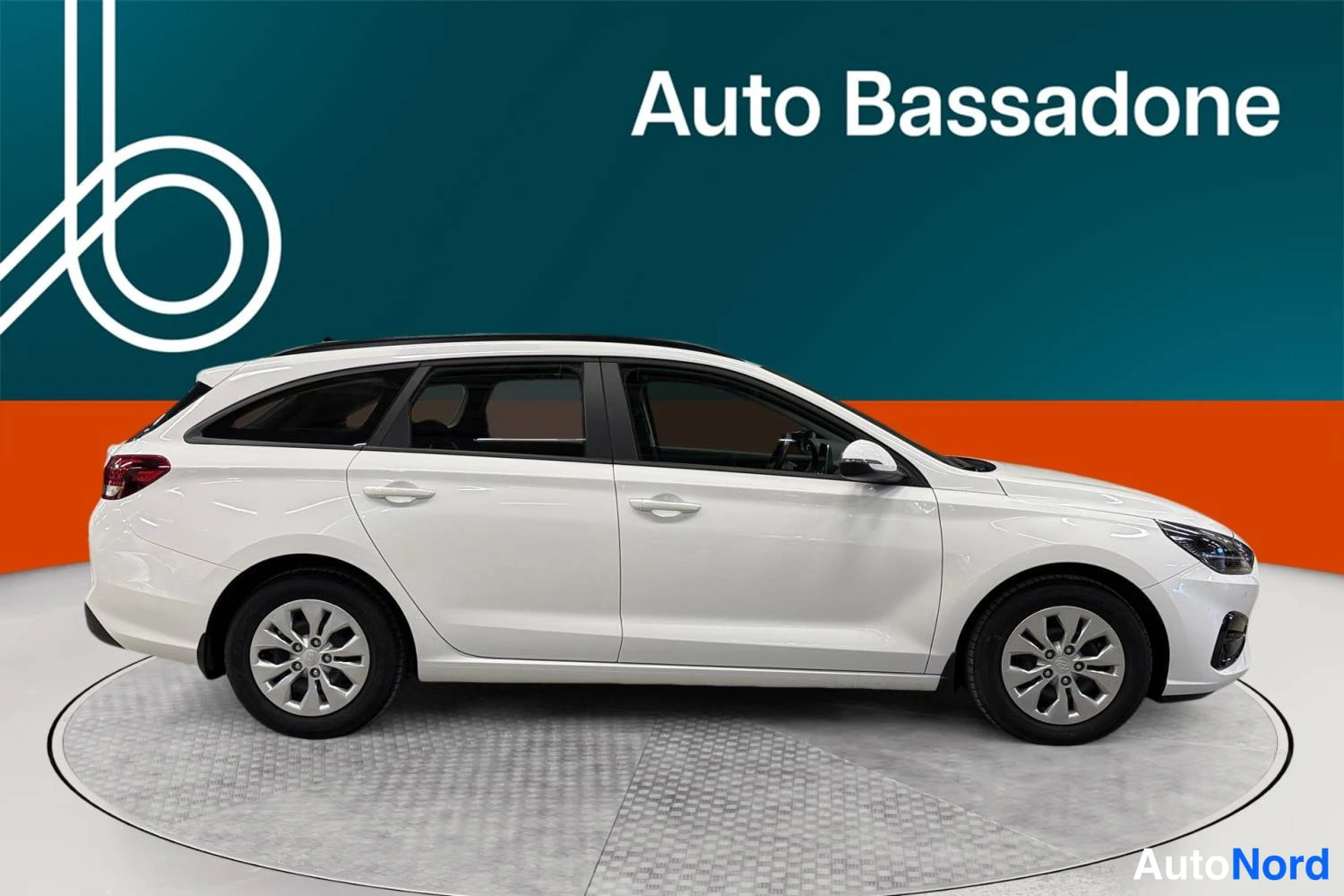 Valkoinen Hyundai I30 2025, etuviisto, keula oikealle, kuva 3