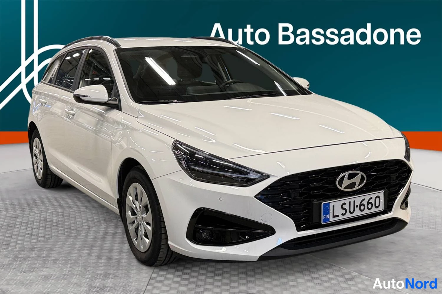 Valkoinen Hyundai I30 2025, etuviisto, keula oikealle, kuva 4