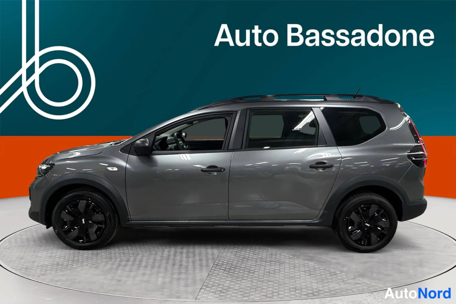 Harmaa Dacia Jogger 2026, etuviisto, keula vasemmalle, kuva 2