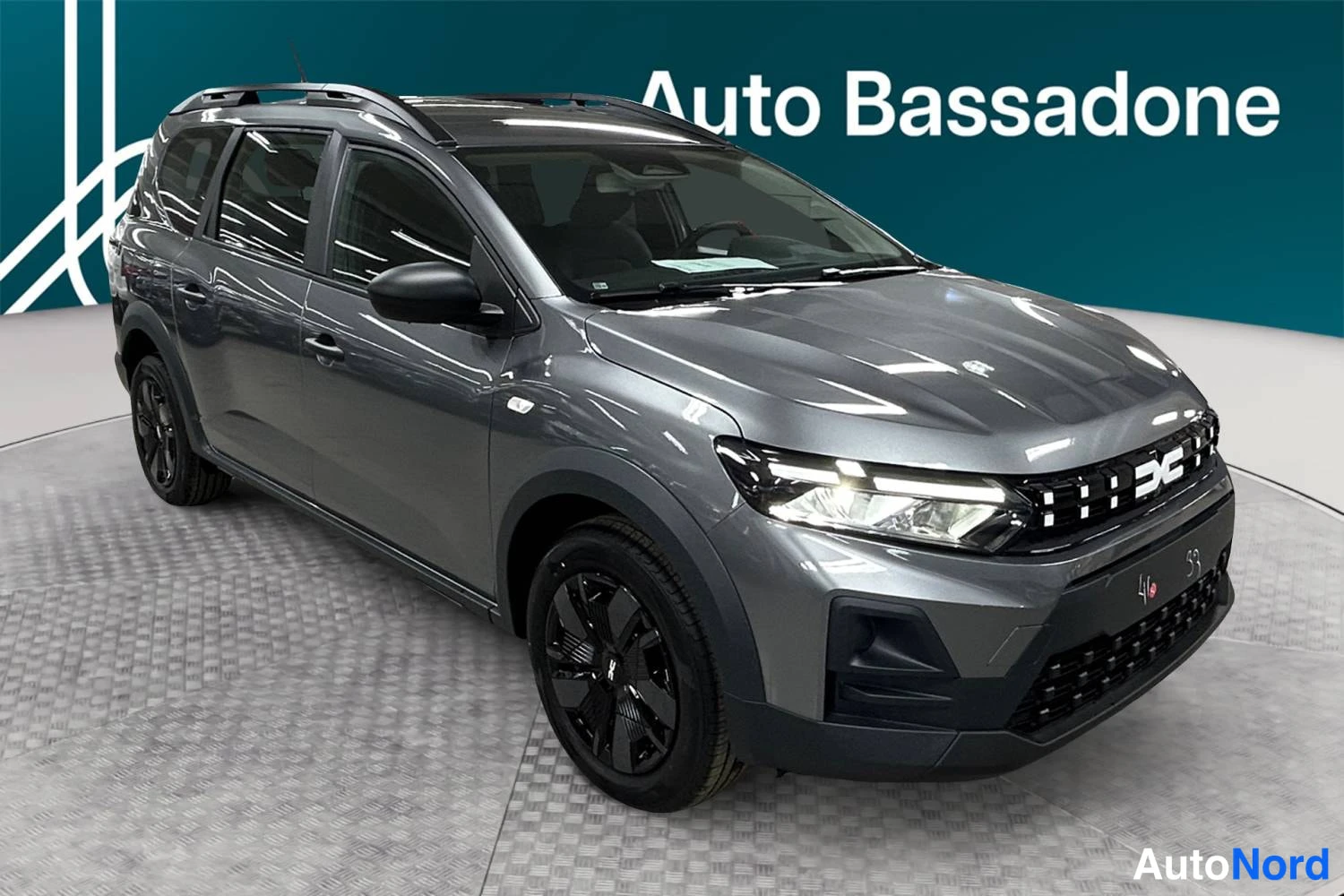 Harmaa Dacia Jogger 2026, etuviisto, keula oikealle, kuva 3
