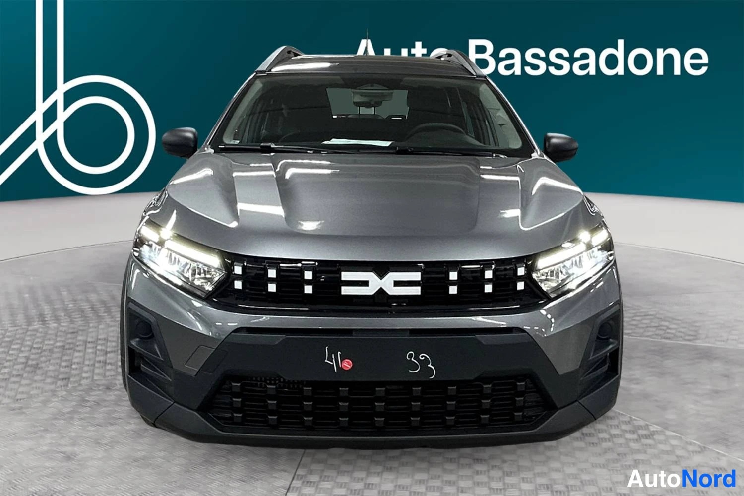 Harmaa Dacia Jogger 2026, edestä, kuva 4