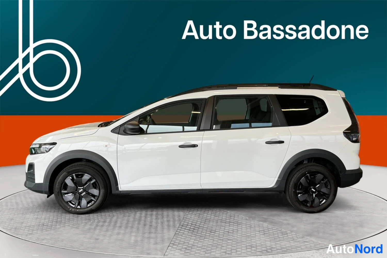 Beige Dacia Jogger 2026, sivulta, kuva 4
