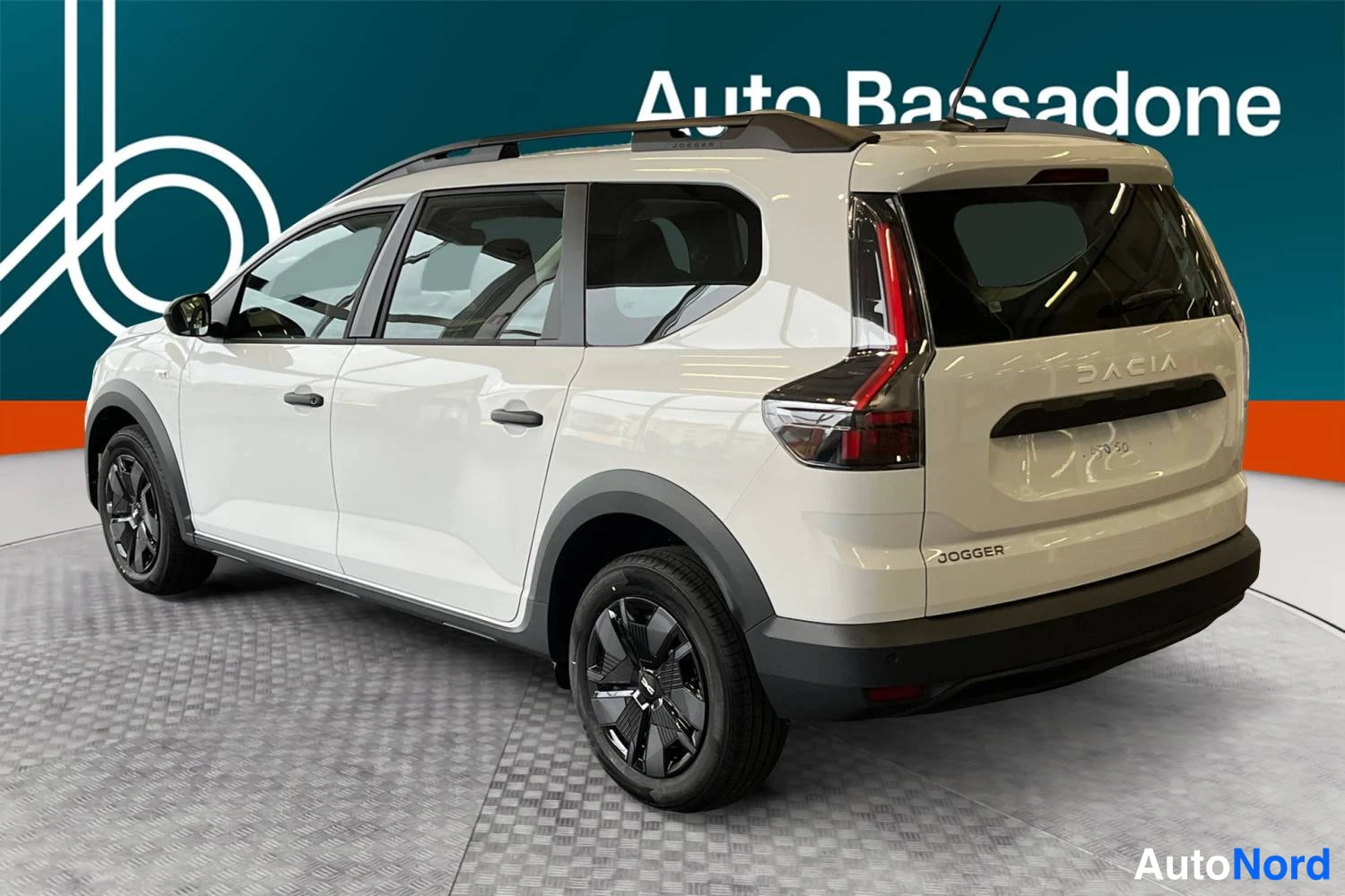 Beige Dacia Jogger 2026, takaviisto, kuva 6