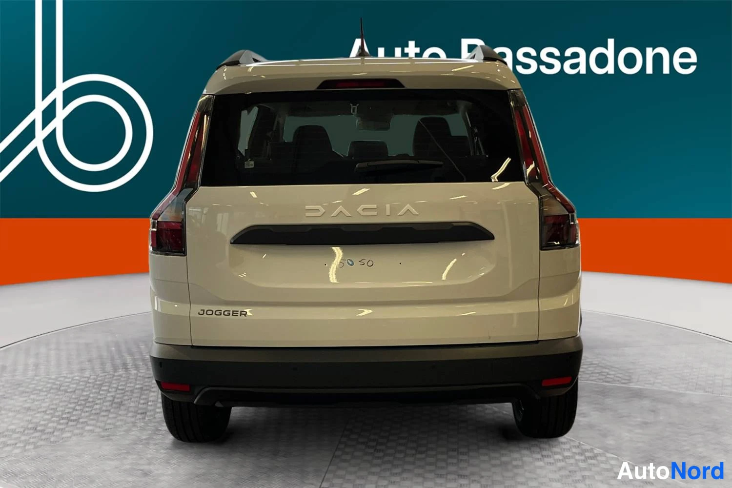 Beige Dacia Jogger 2026, takaa, kuva 8