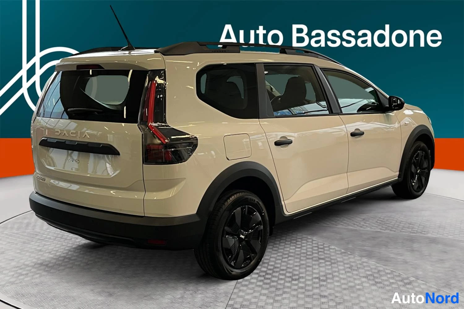 Beige Dacia Jogger 2026, takaviisto, kuva 7