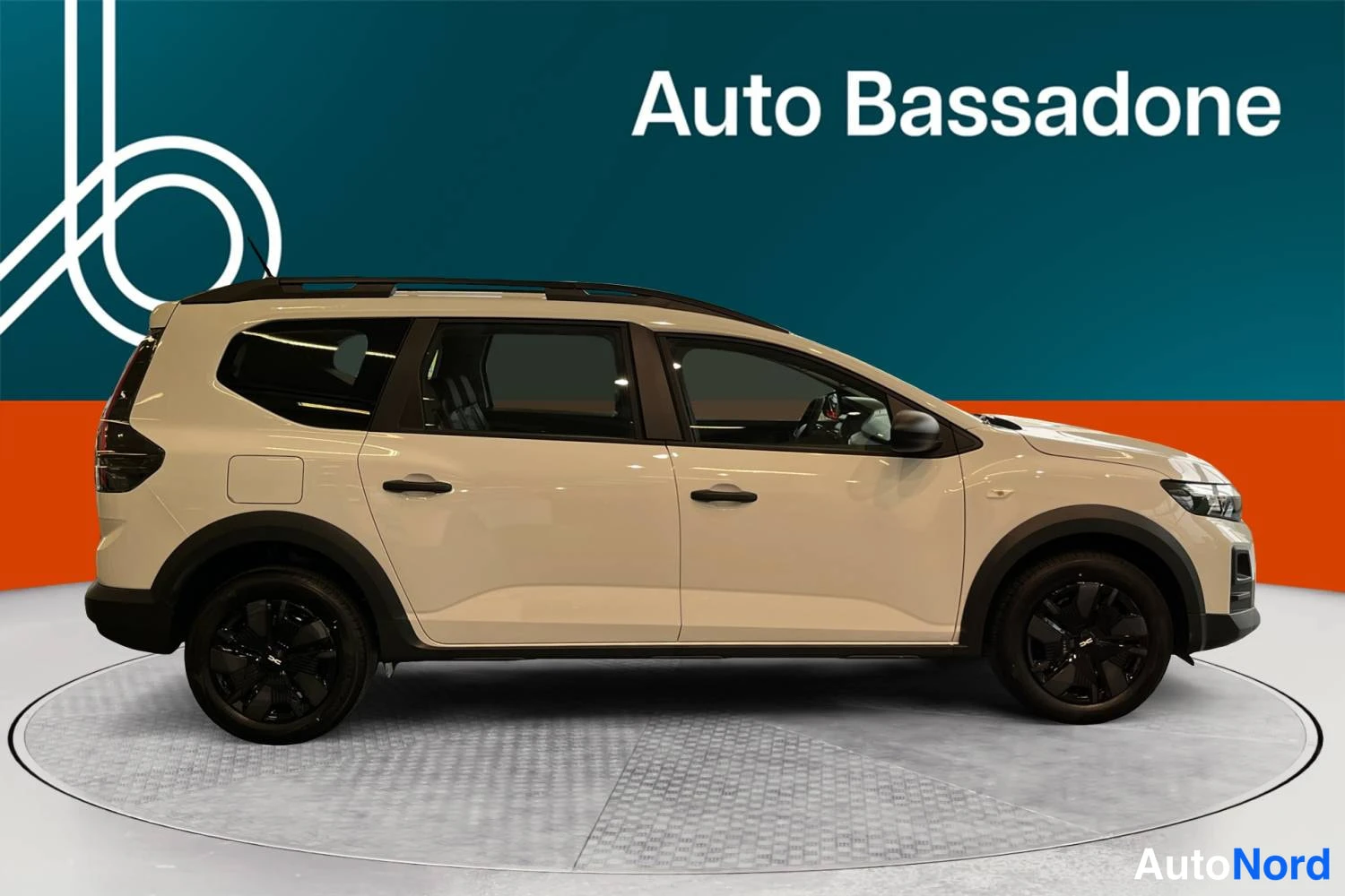 Beige Dacia Jogger 2026, sivulta, kuva 5