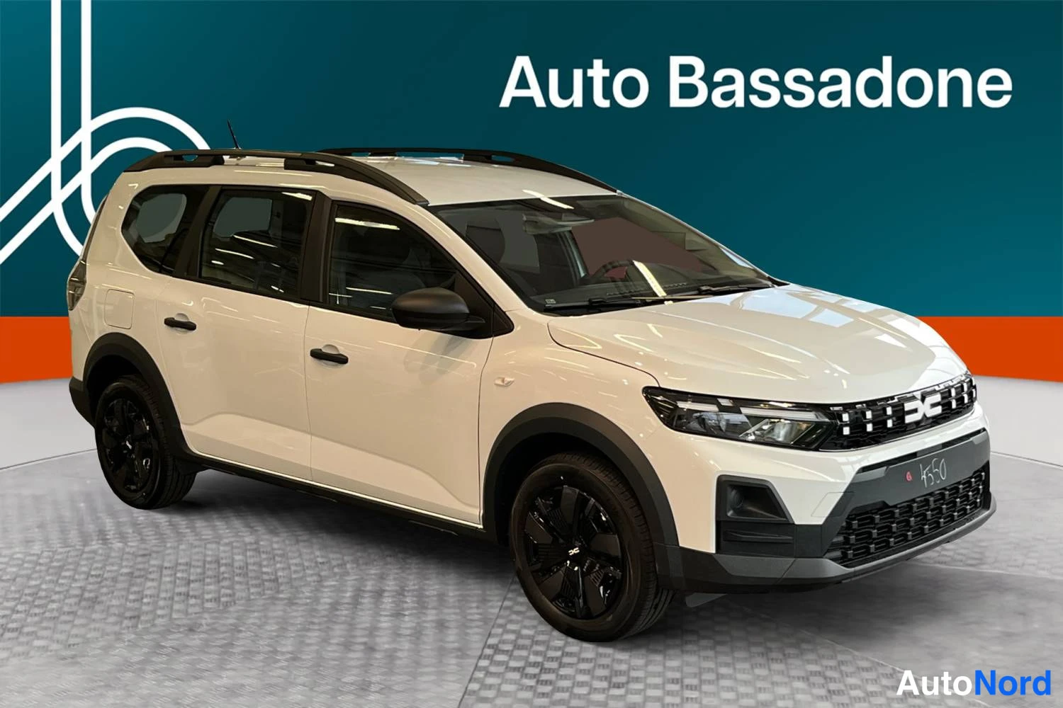 Beige Dacia Jogger 2026, etuviisto, keula oikealle, kuva 2