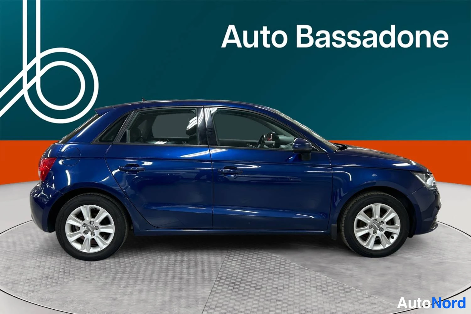 Sininen Audi A1 2013, sivulta, kuva 5