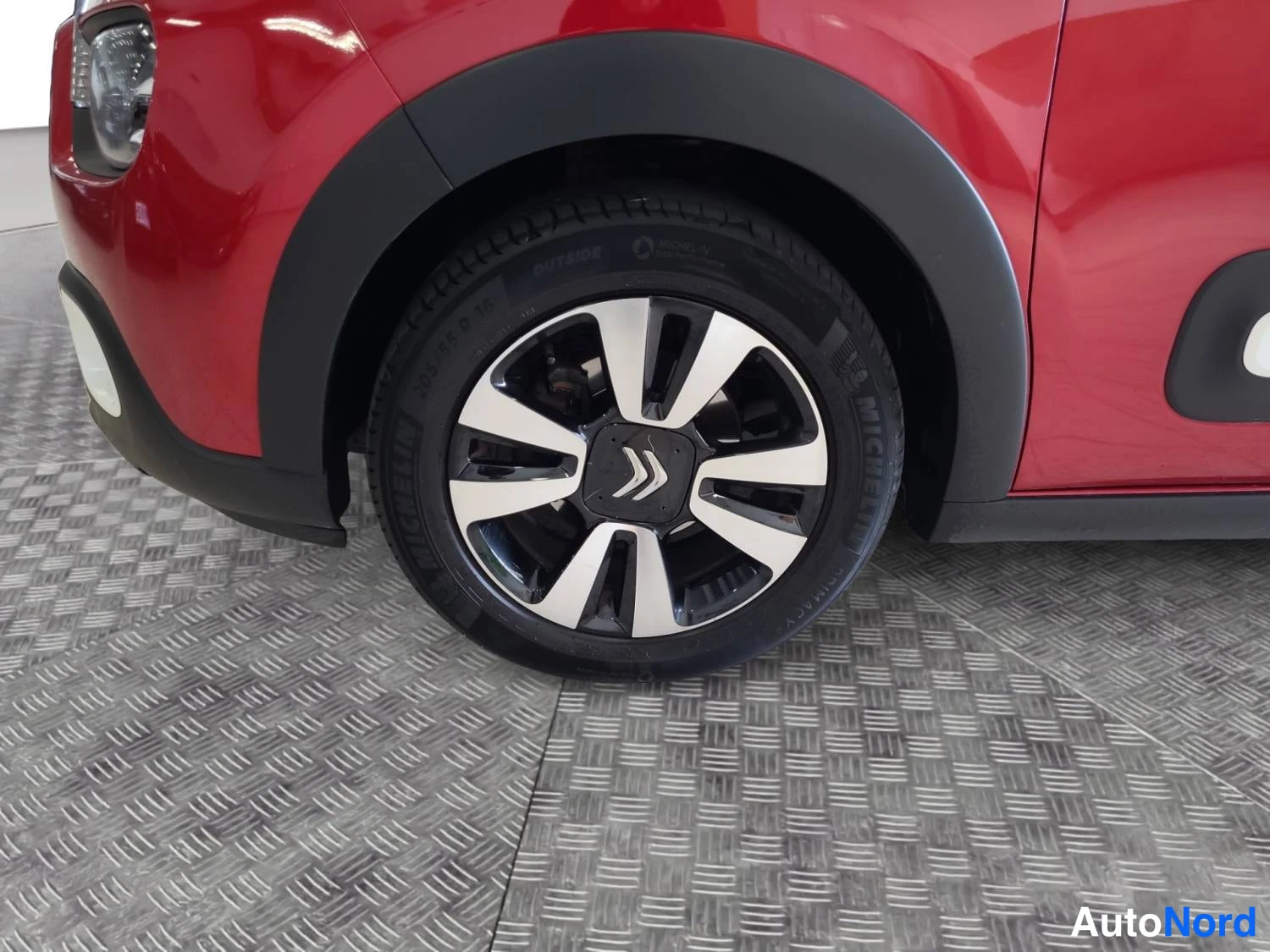 Punainen Citroen C3 2021, etuviisto, keula vasemmalle, kuva 2