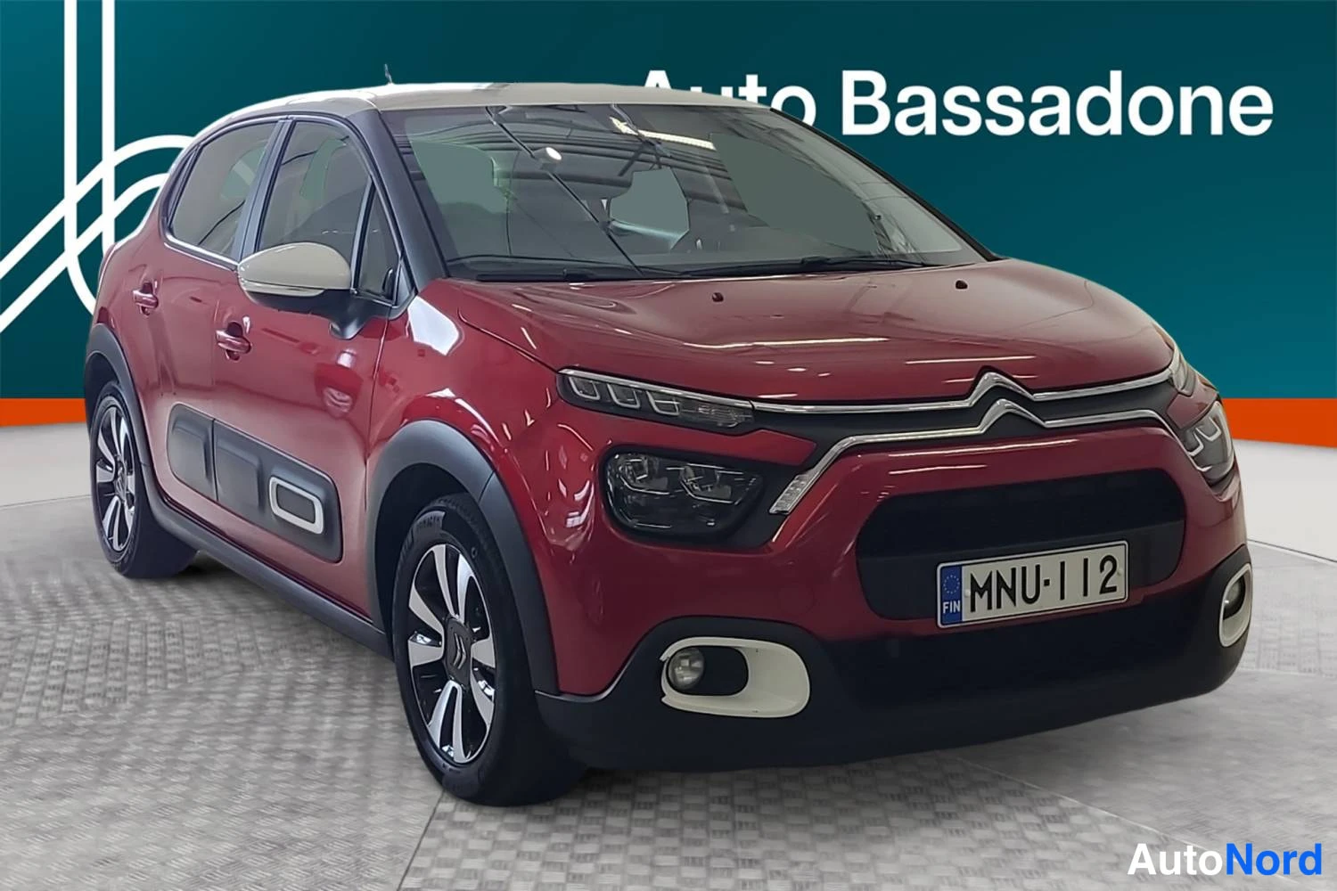 Punainen Citroen C3 2021, etuviisto, keula oikealle, kuva 3