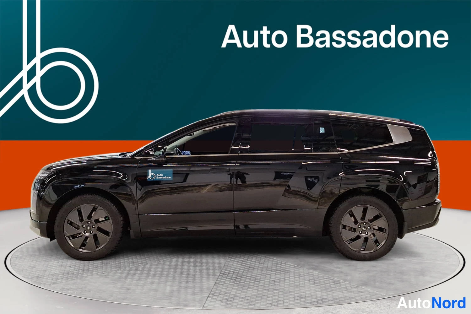 Musta Hyundai Ioniq 9 2026, etuviisto, keula vasemmalle, kuva 2
