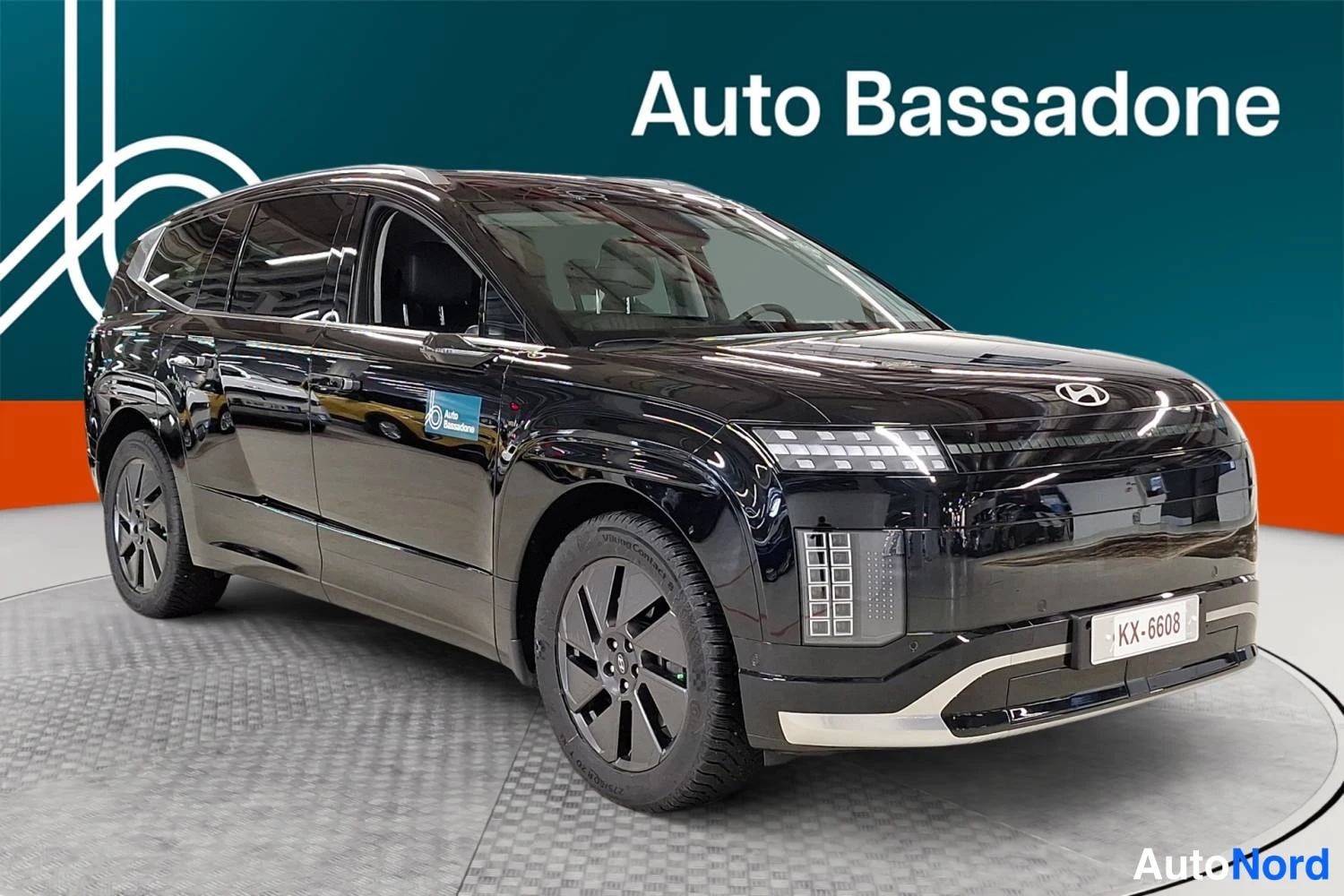 Musta Hyundai Ioniq 9 2026, etuviisto, keula oikealle, kuva 3