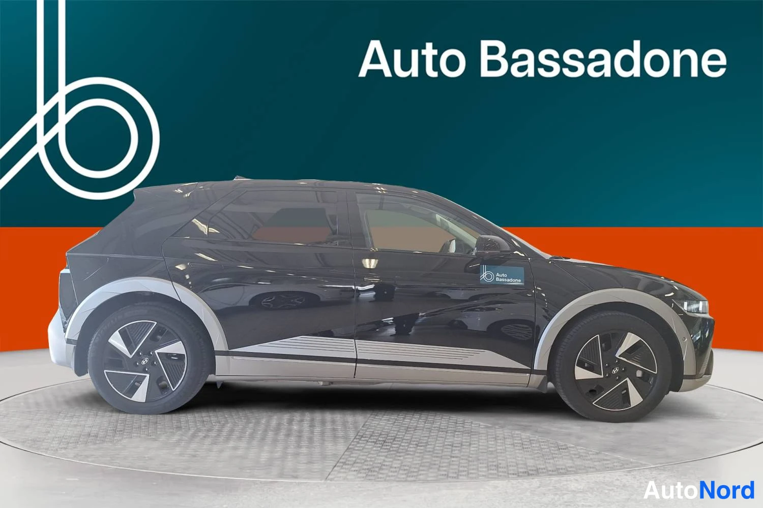 Musta Hyundai Ioniq 5 2026, sivulta, kuva 4