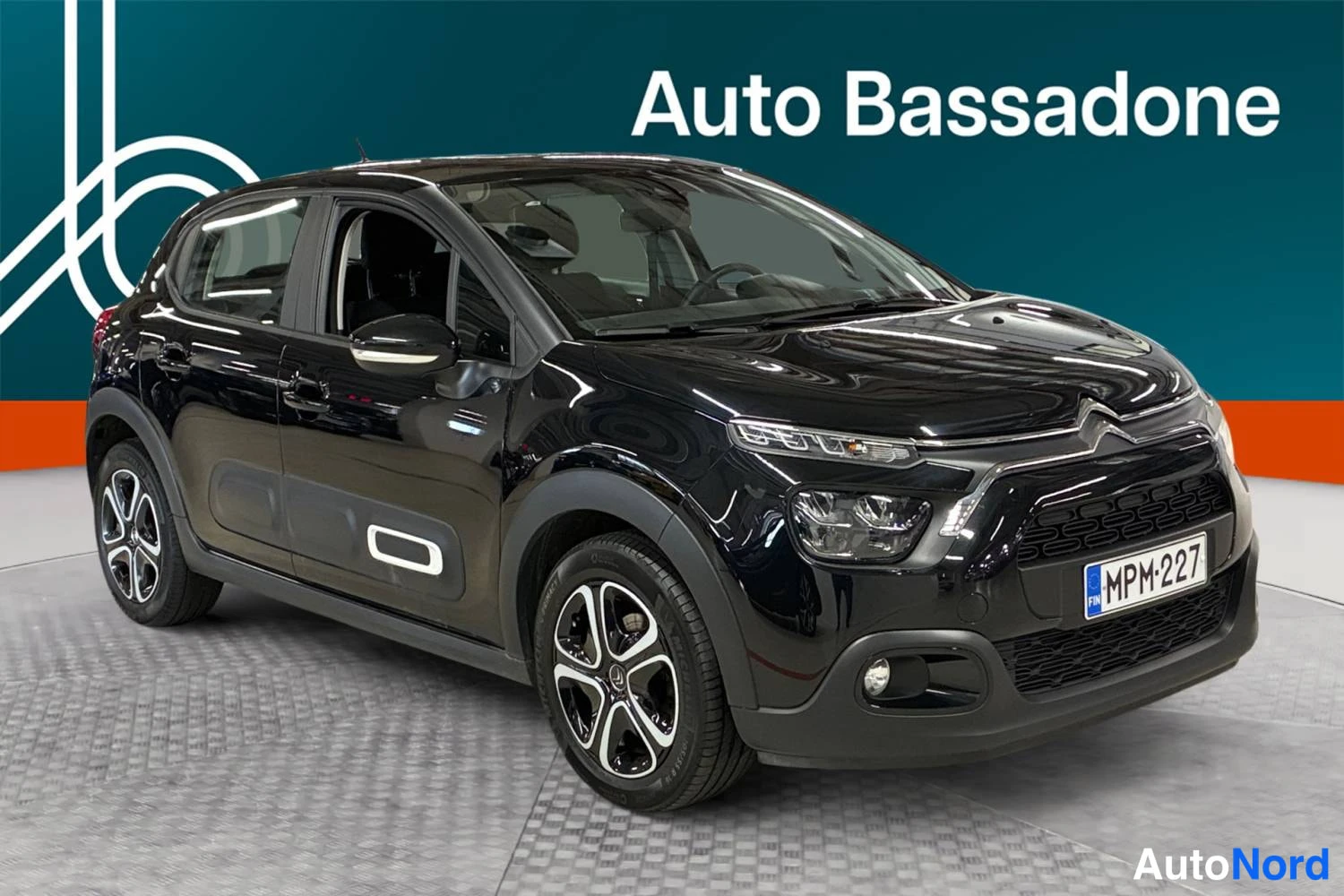 Musta Citroen C3 2023, etuviisto, keula oikealle, kuva 2