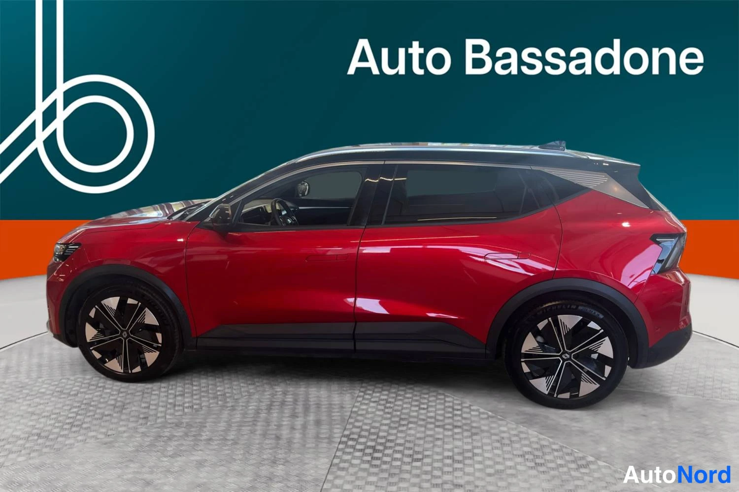 Punainen Renault Scenic E-Tech electric 2024, sivulta, kuva 5