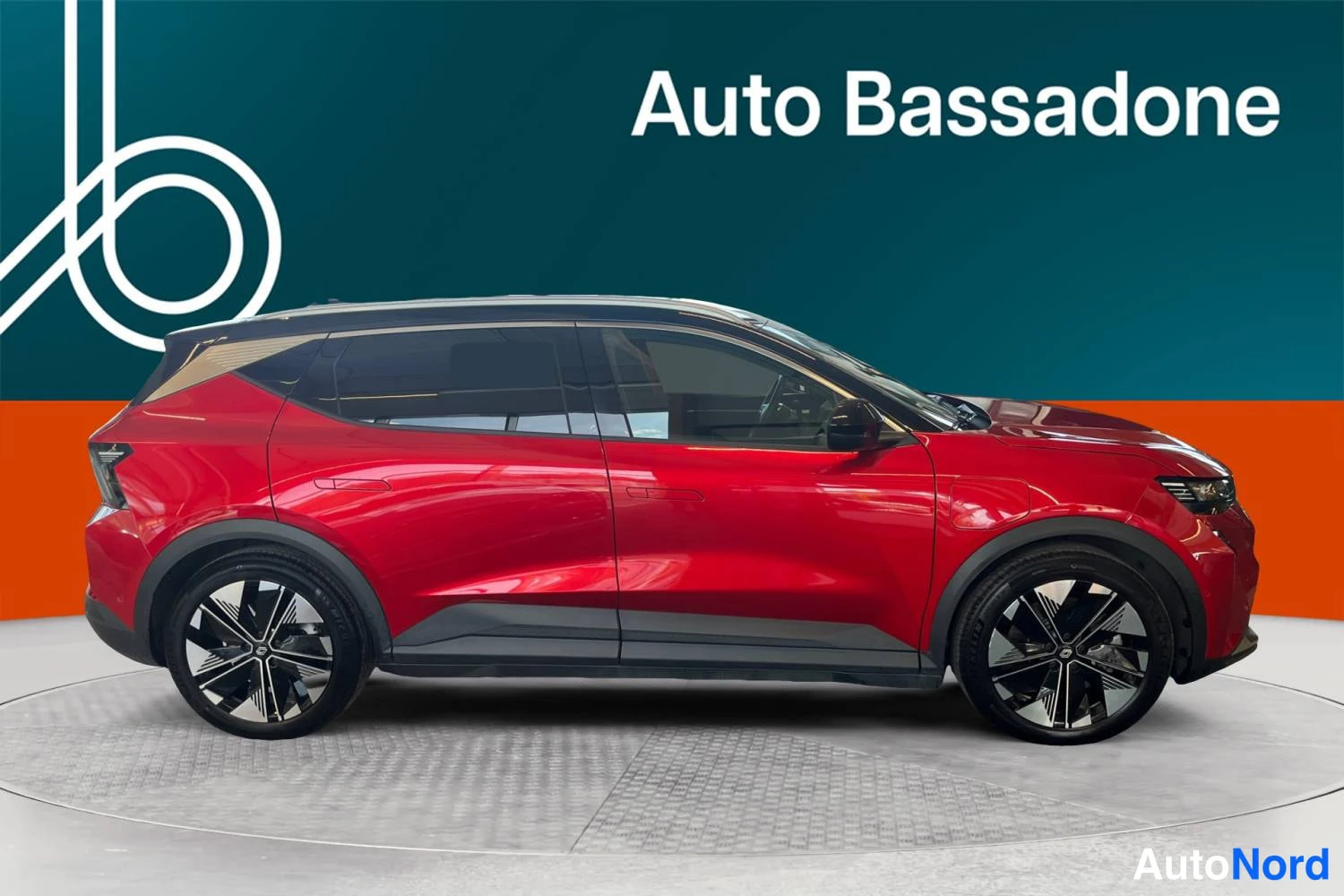 Punainen Renault Scenic E-Tech electric 2024, etuviisto, keula oikealle, kuva 2