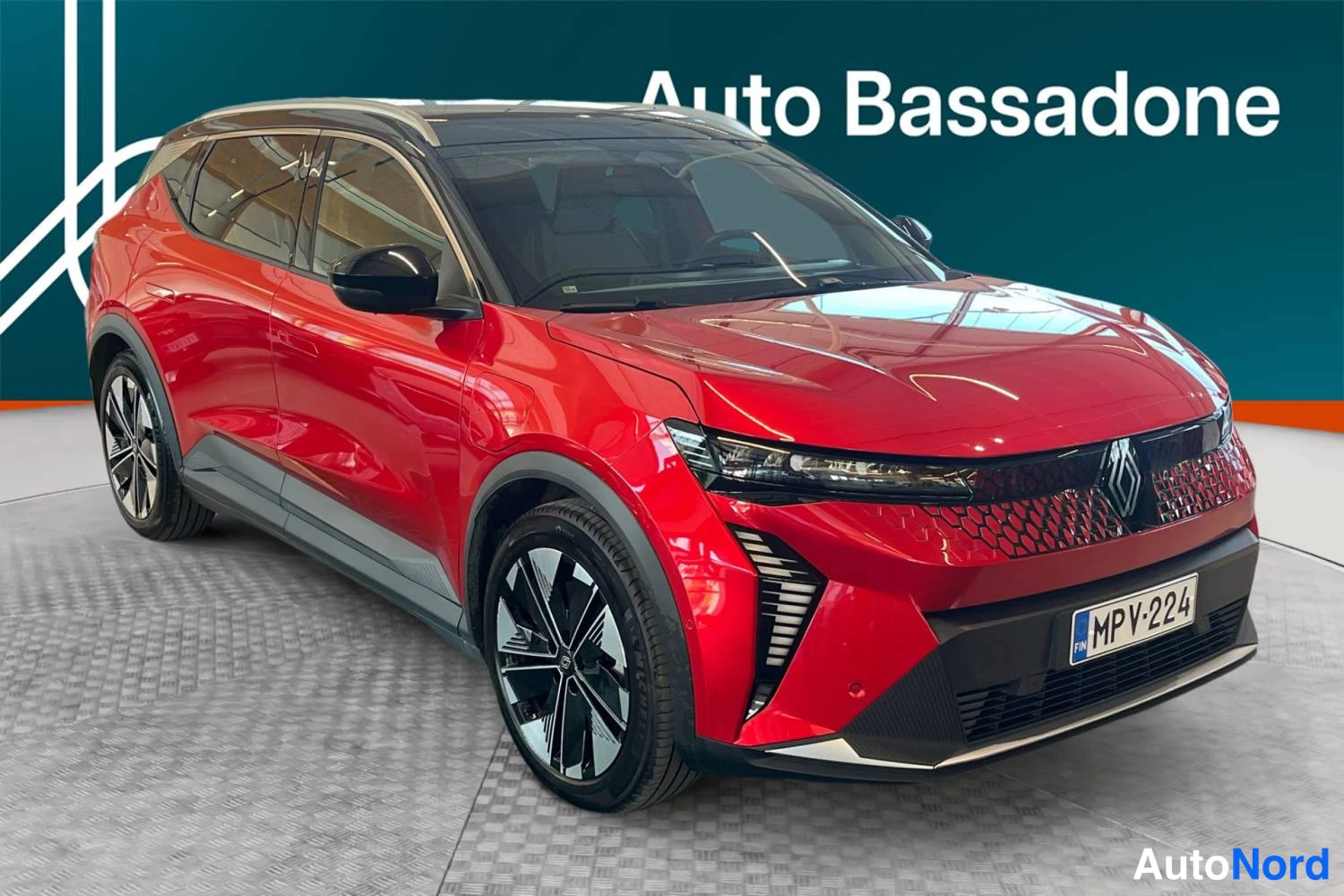 Punainen Renault Scenic E-Tech electric 2024, etuviisto, keula oikealle, kuva 3