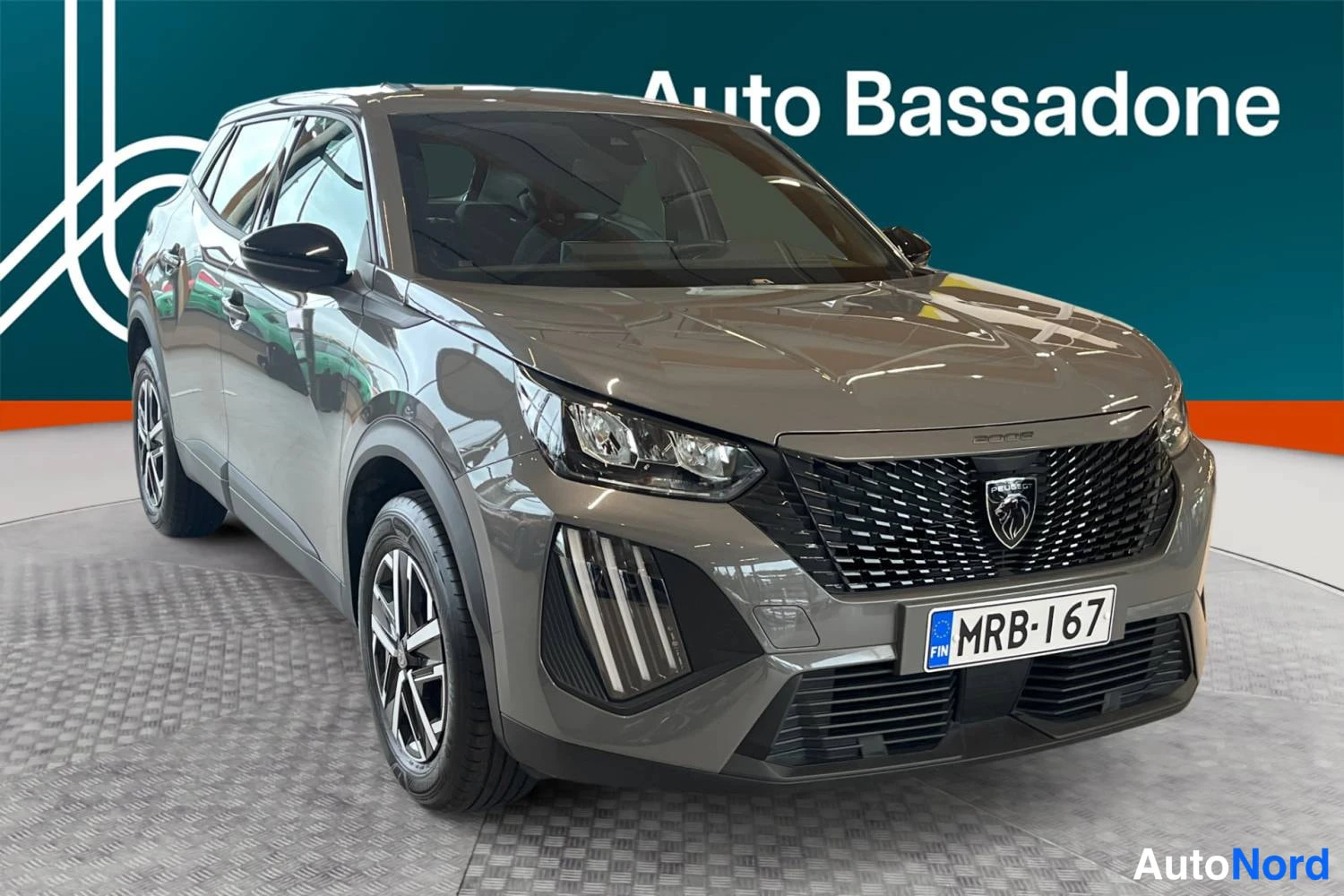 Harmaa Peugeot 2008 2024, etuviisto, keula oikealle, kuva 3