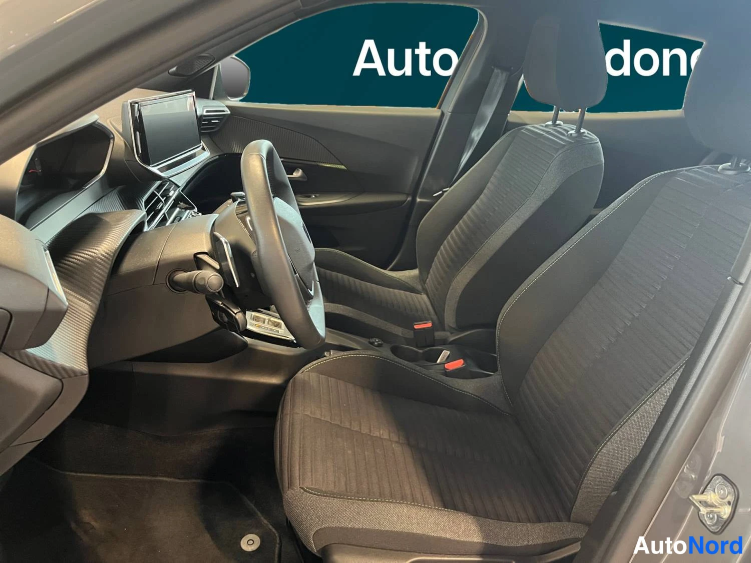 Harmaa Peugeot 2008 2024, etuistuimet, kuva 11