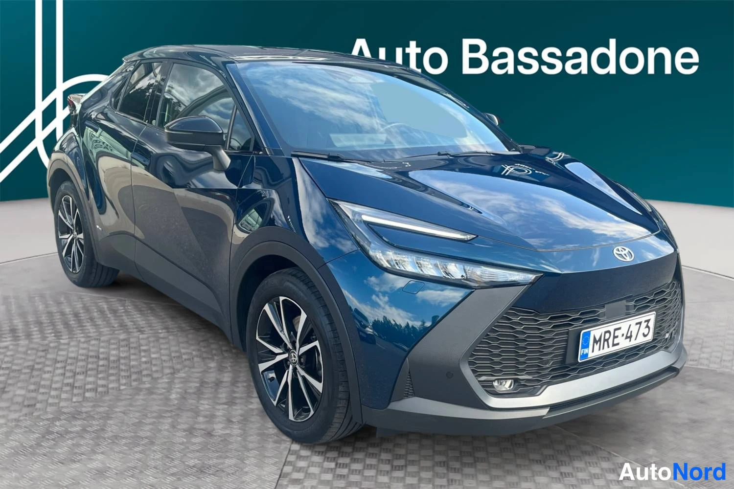 Sininen Toyota C-hr 2024, etuviisto, keula oikealle, kuva 2