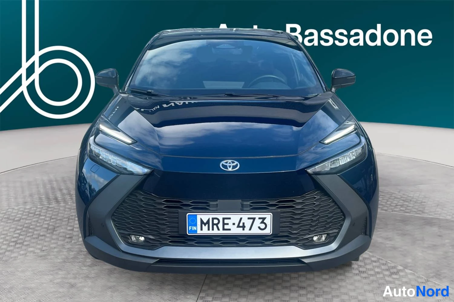 Sininen Toyota C-hr 2024, edestä, kuva 3