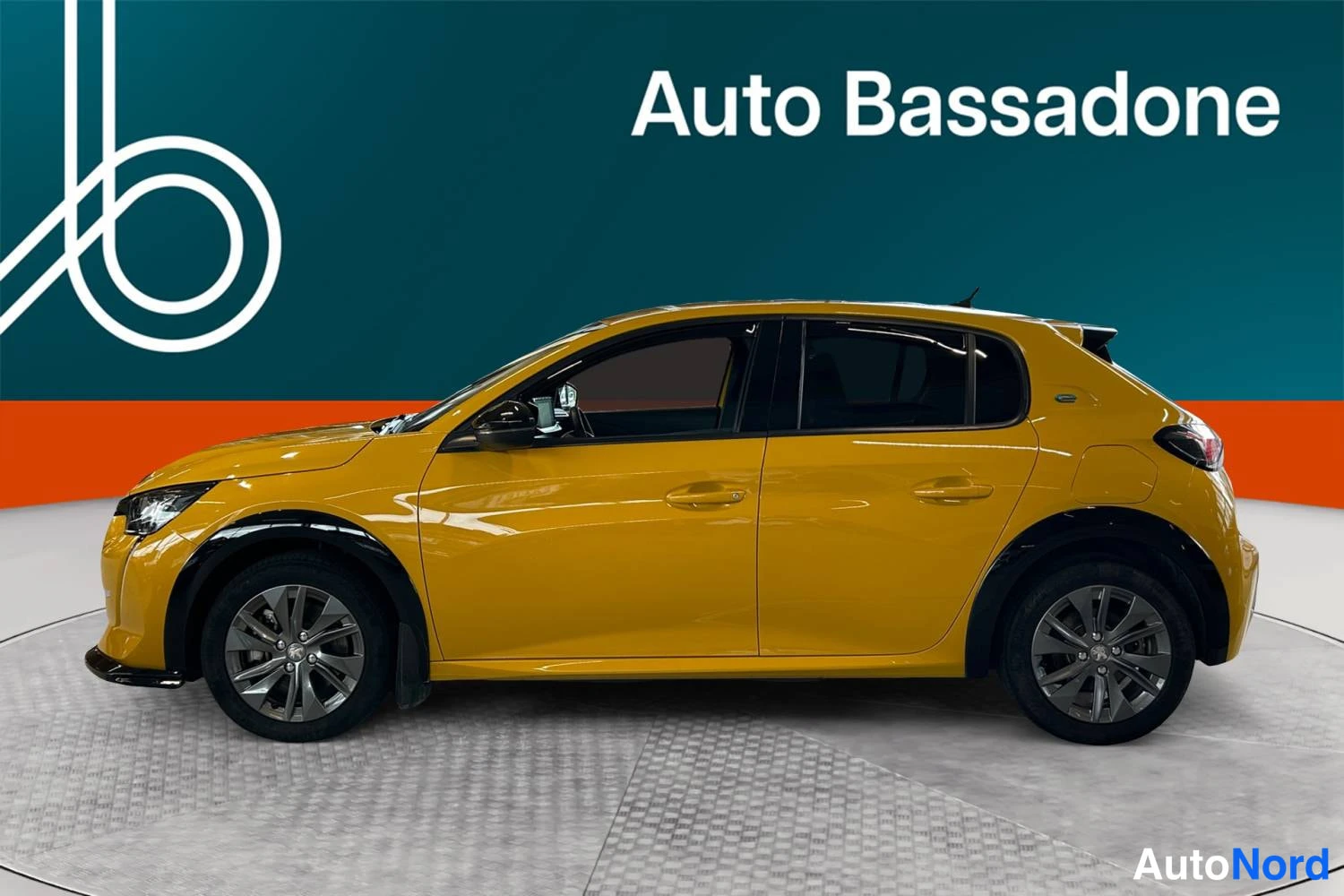 Keltainen Peugeot E-208 2023, etuviisto, keula vasemmalle, kuva 2