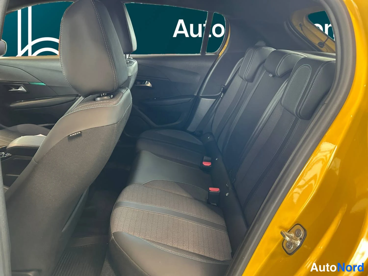 Keltainen Peugeot E-208 2023, kuva 13