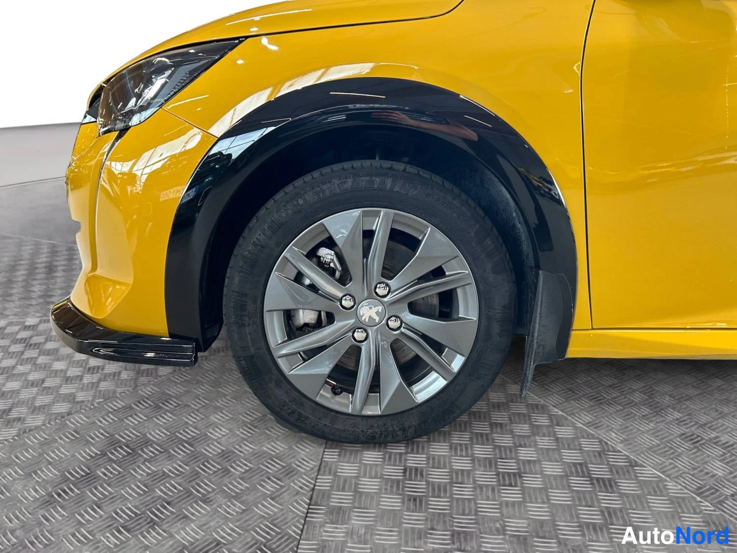 Keltainen Peugeot E-208 2023, etuviisto, keula vasemmalle, kuva 3