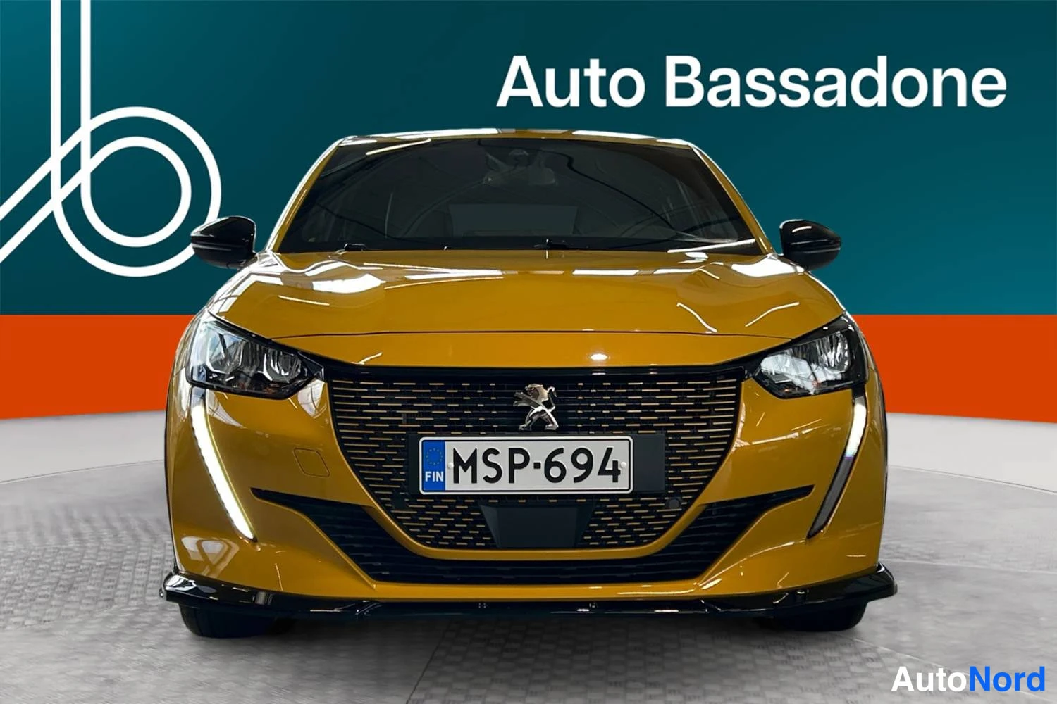Keltainen Peugeot E-208 2023, edestä, kuva 5