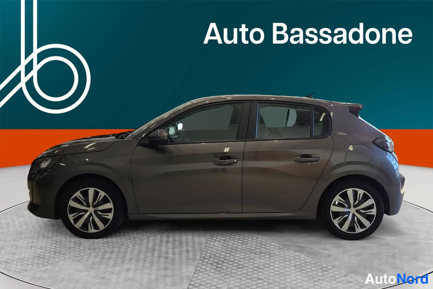 Harmaa Peugeot 208 2021, sivulta, kuva 4
