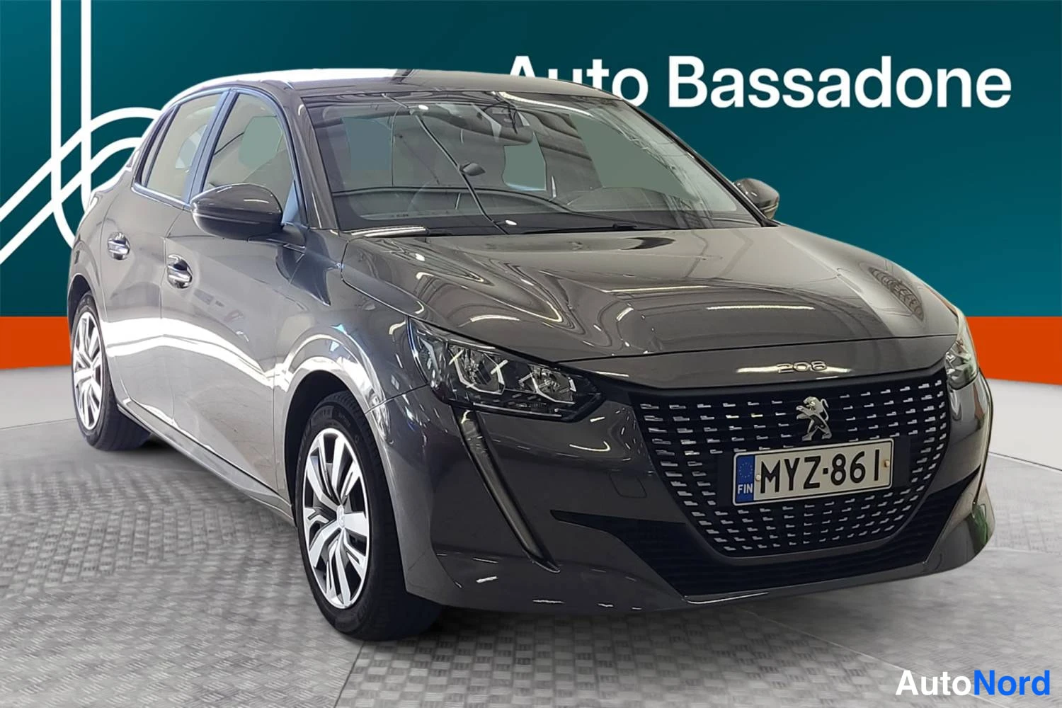 Harmaa Peugeot 208 2021, etuviisto, keula oikealle, kuva 2