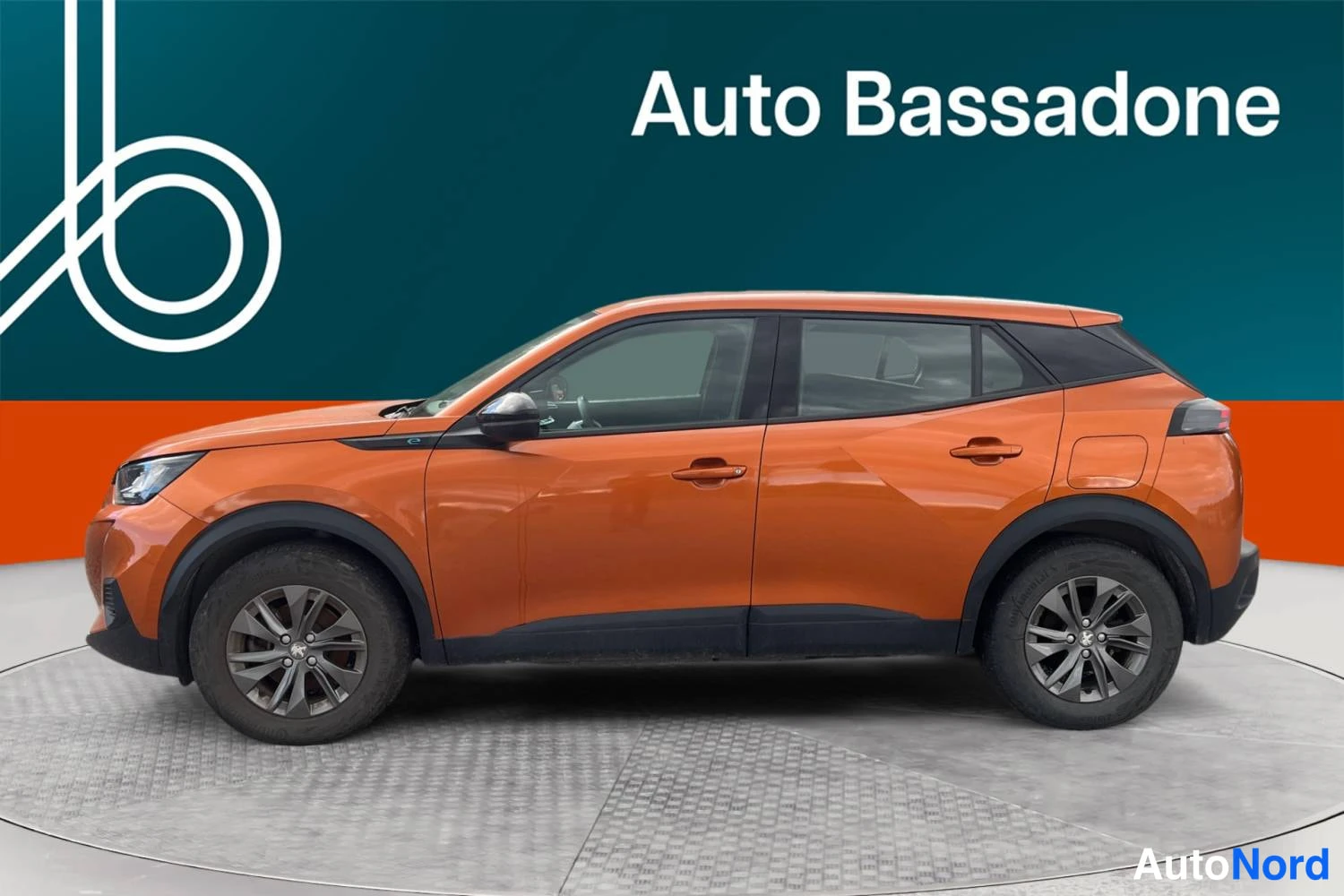 Oranssi Peugeot E-2008 2023, sivulta, kuva 9