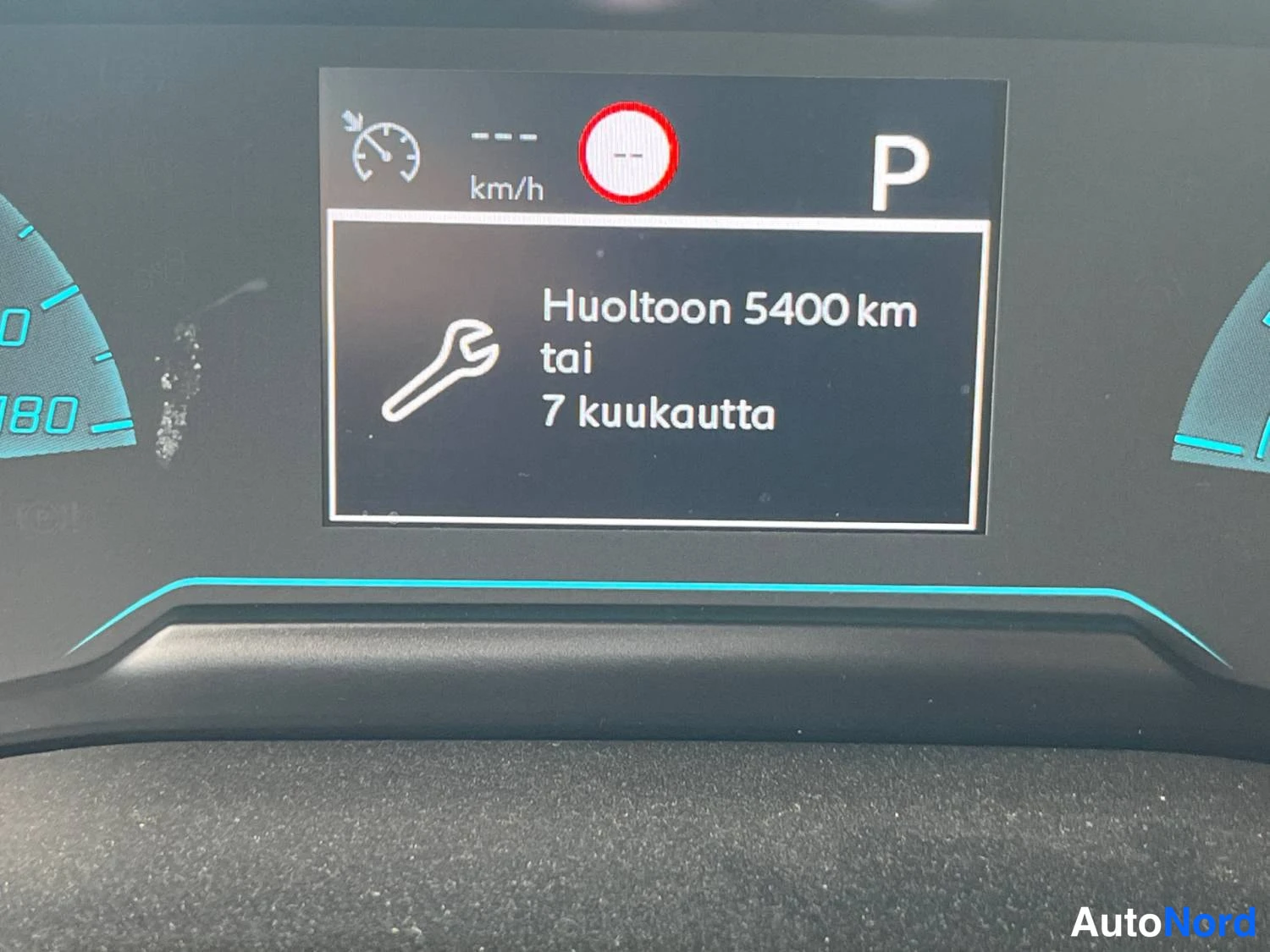 Oranssi Peugeot E-2008 2023, kuva 13