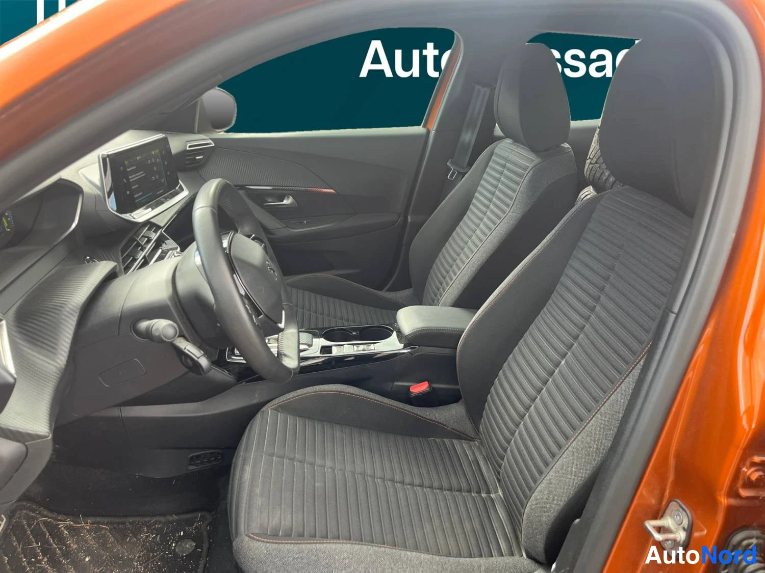 Oranssi Peugeot E-2008 2023, etuviisto, keula vasemmalle, kuva 2