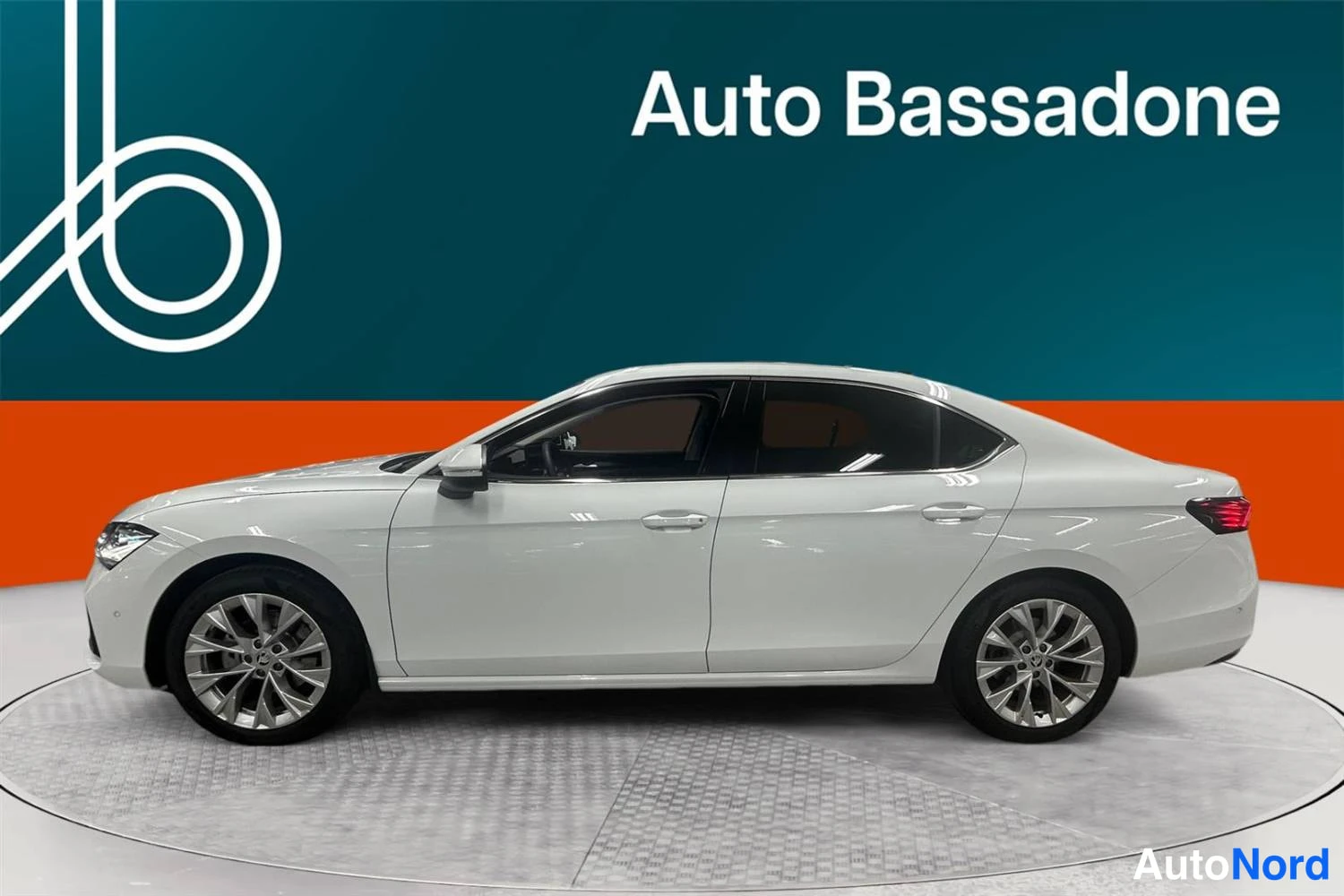 Valkoinen Skoda Superb 2025, sivulta, kuva 4