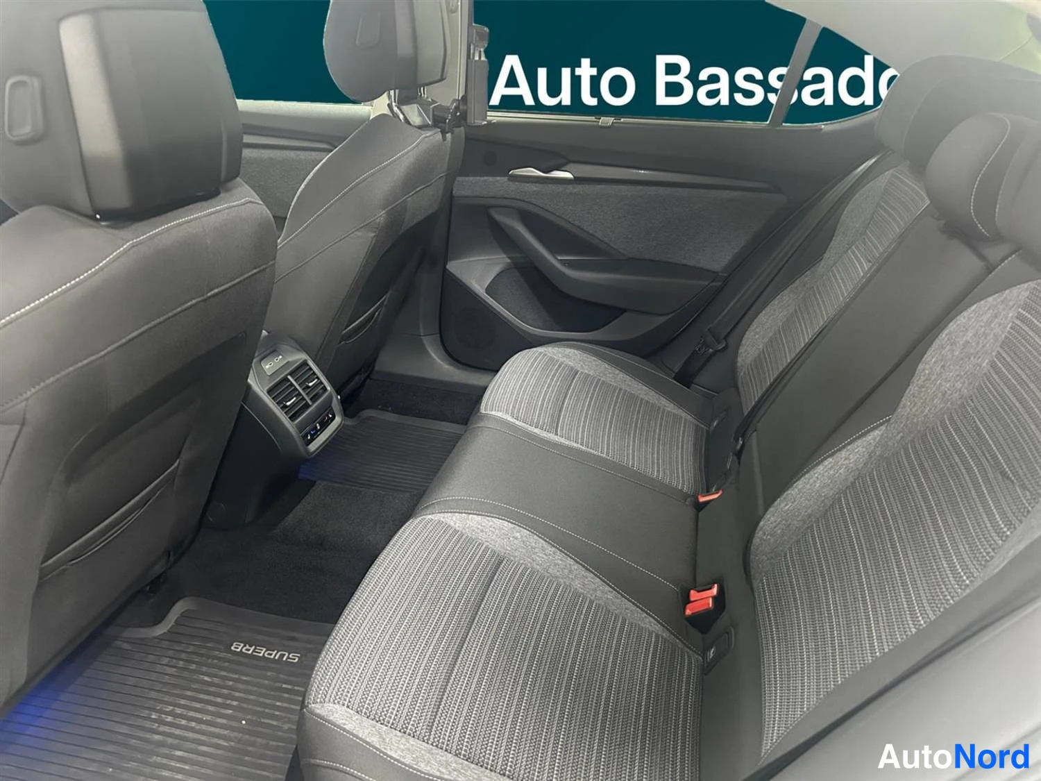 Valkoinen Skoda Superb 2025, kuva 16